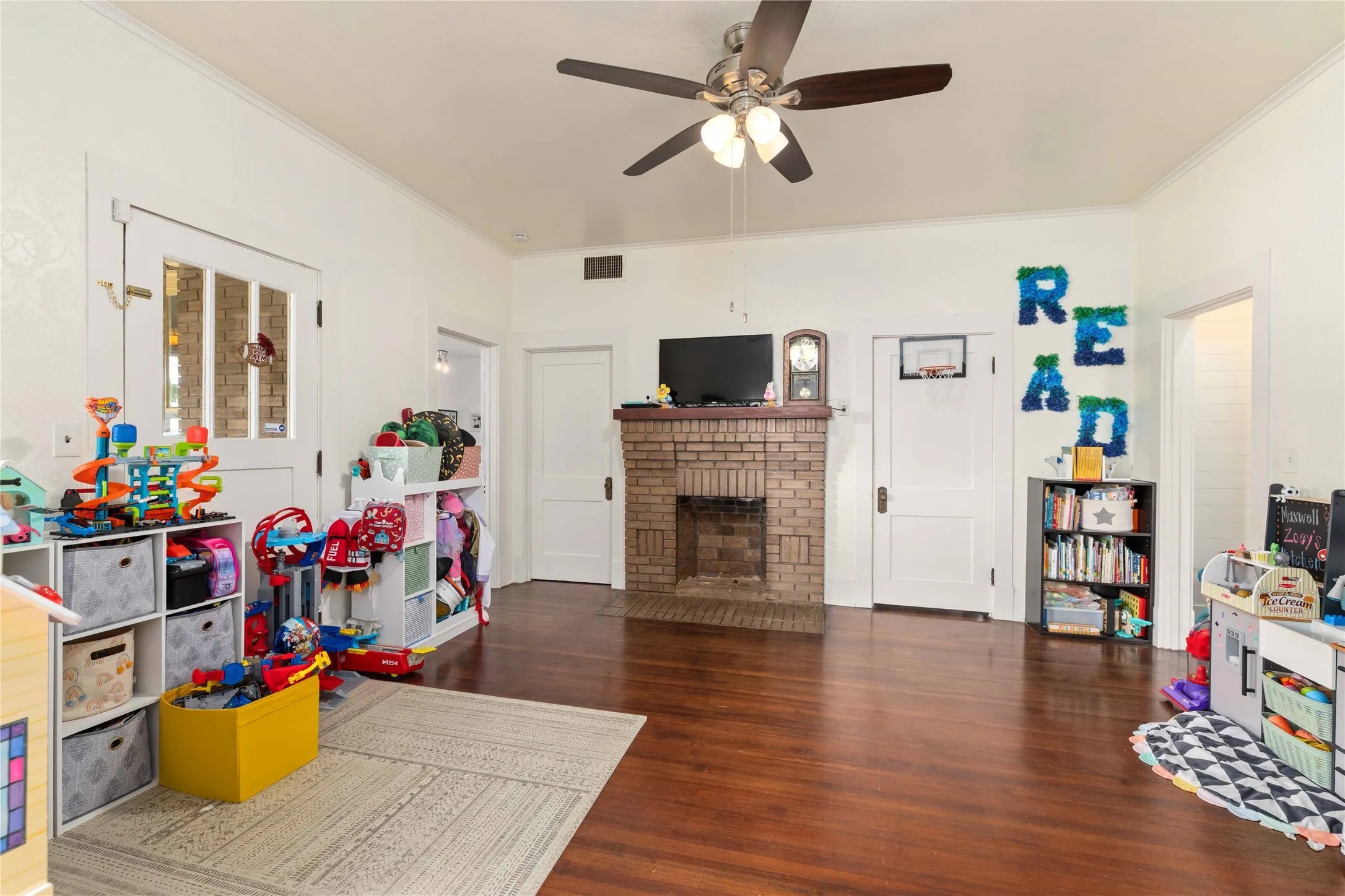 Single Family Residence For Sale in Brown County , 1700 Austin Avenue, Brownwood, Texas 76801, 4 Bedroom, 3 Bathroom, Garage spaces, 2,975 Sqft, built in 1914, Preowned, mls#21226237, Real Estate Agent in Brownwood, Homes For Sale in Brown county, Homes For Sale in Brownwood, Realtor in Brownwood Texas, Real Estate Brokerage Independent Realty Texas, Luminita Cordes Realtor
