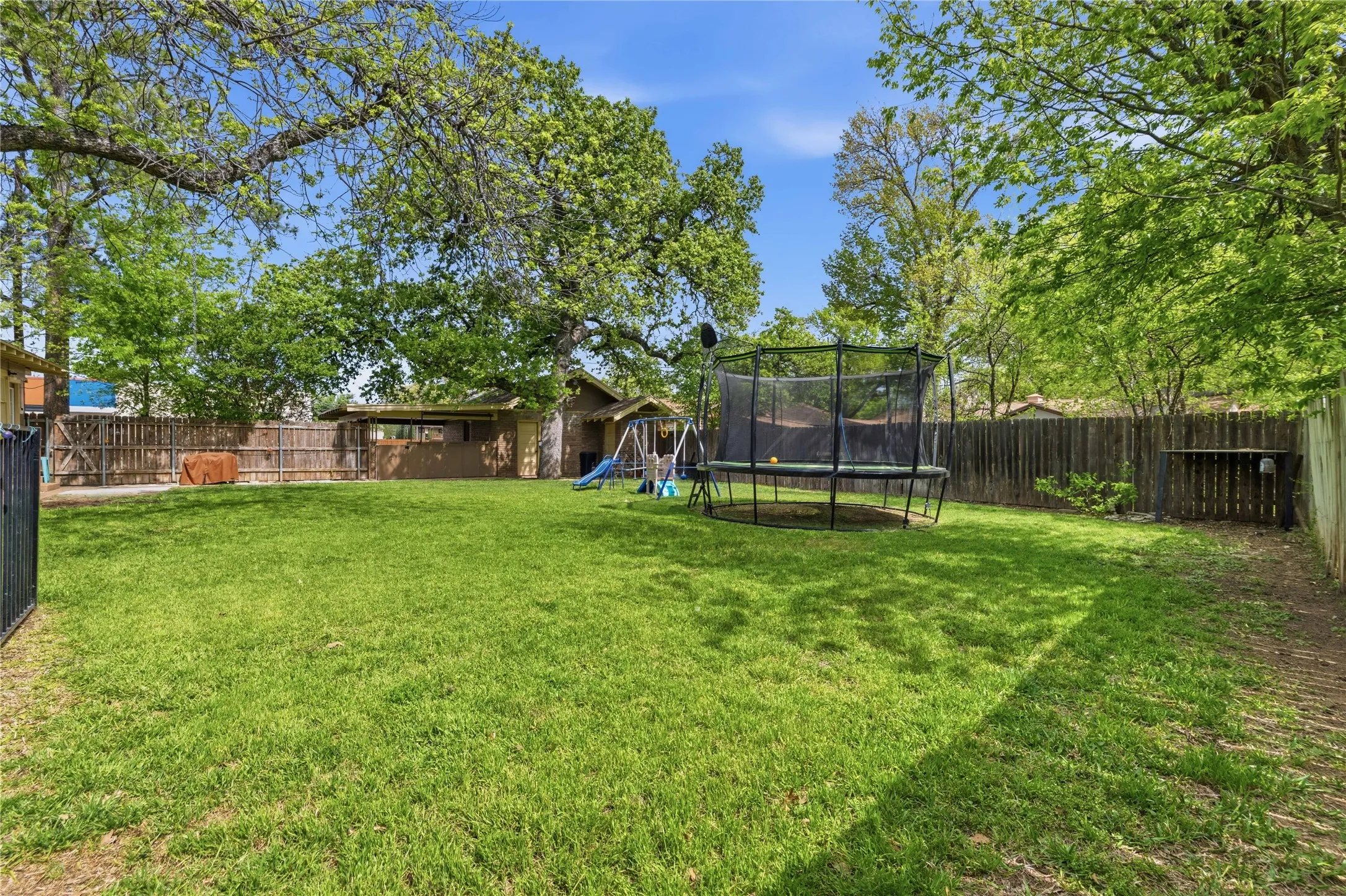 Single Family Residence For Sale in Brown County , 1700 Austin Avenue, Brownwood, Texas 76801, 4 Bedroom, 3 Bathroom, Garage spaces, 2,975 Sqft, built in 1914, Preowned, mls#21226237, Real Estate Agent in Brownwood, Homes For Sale in Brown county, Homes For Sale in Brownwood, Realtor in Brownwood Texas, Real Estate Brokerage Independent Realty Texas, Luminita Cordes Realtor