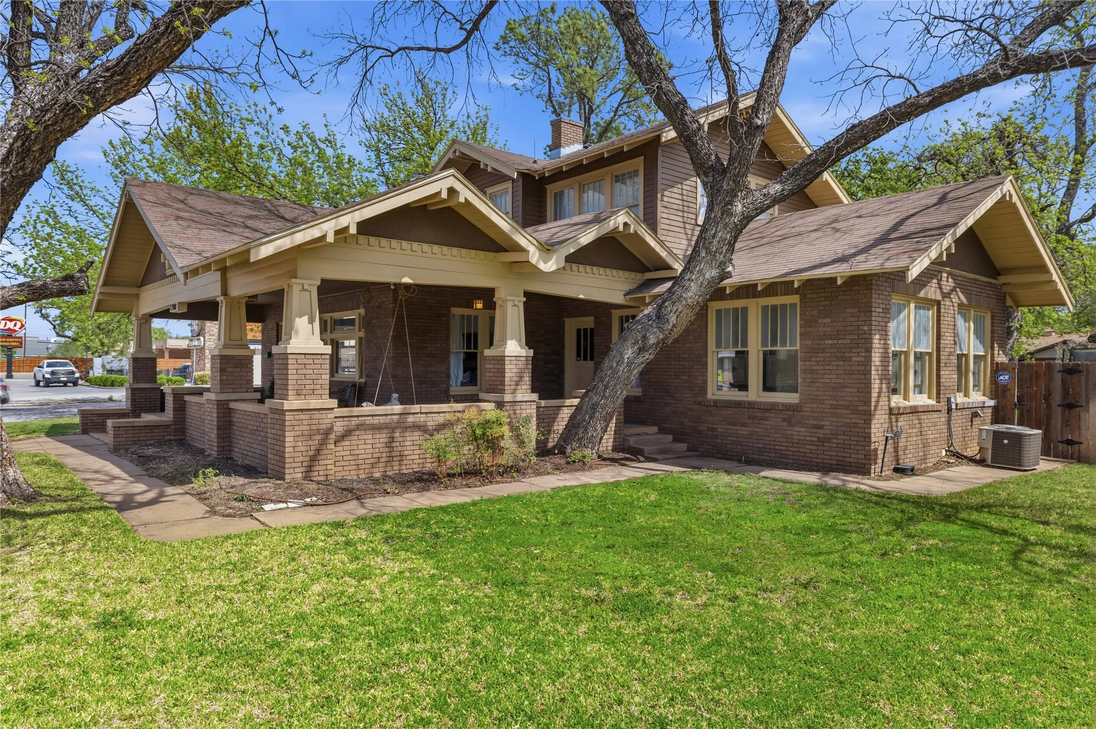 Single Family Residence For Sale in Brown County , 1700 Austin Avenue, Brownwood, Texas 76801, 4 Bedroom, 3 Bathroom, Garage spaces, 2,975 Sqft, built in 1914, Preowned, mls#21226237, Real Estate Agent in Brownwood, Homes For Sale in Brown county, Homes For Sale in Brownwood, Realtor in Brownwood Texas, Real Estate Brokerage Independent Realty Texas, Luminita Cordes Realtor
