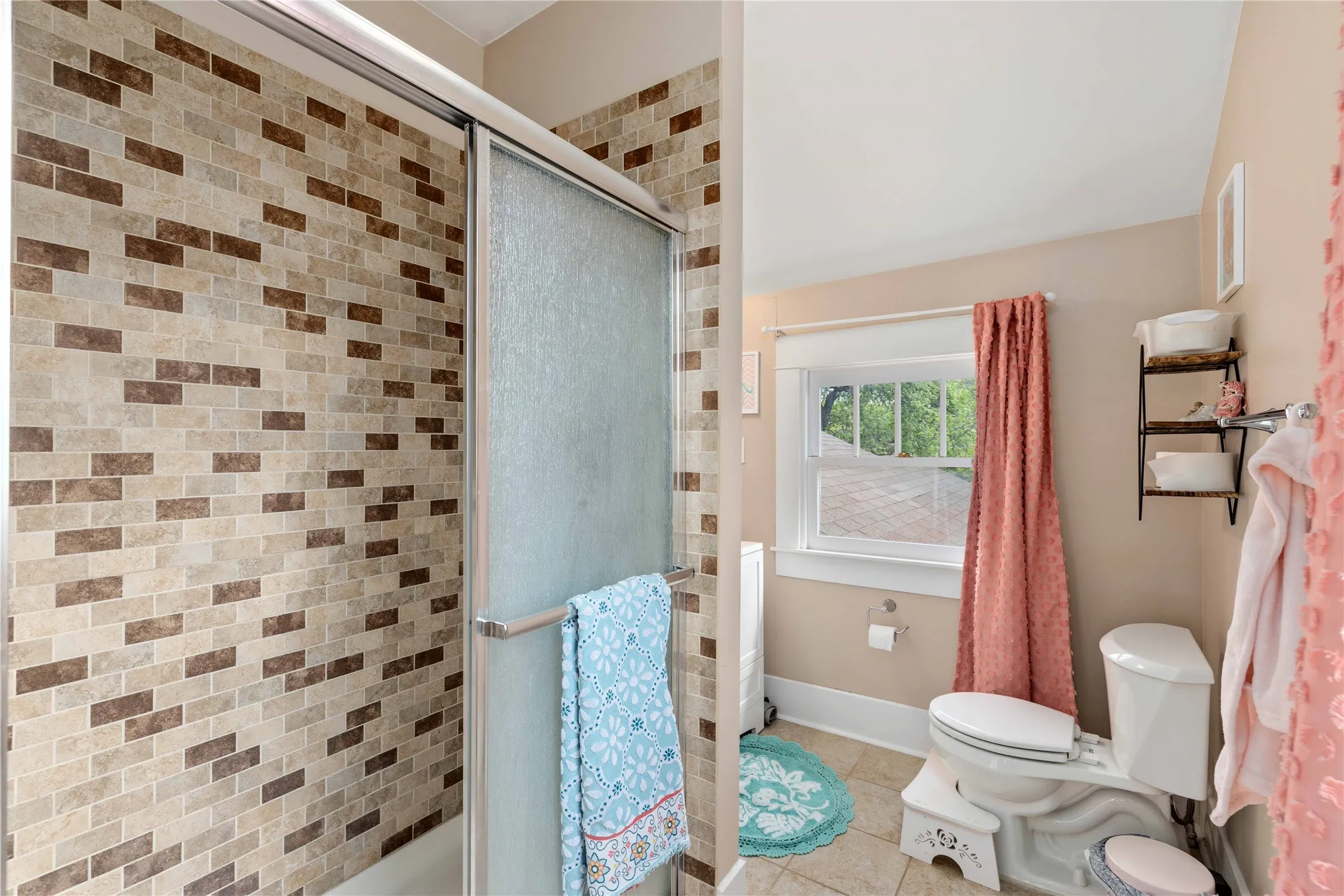 Single Family Residence For Sale in Brown County , 1700 Austin Avenue, Brownwood, Texas 76801, 4 Bedroom, 3 Bathroom, Garage spaces, 2,975 Sqft, built in 1914, Preowned, mls#21226237, Real Estate Agent in Brownwood, Homes For Sale in Brown county, Homes For Sale in Brownwood, Realtor in Brownwood Texas, Real Estate Brokerage Independent Realty Texas, Luminita Cordes Realtor