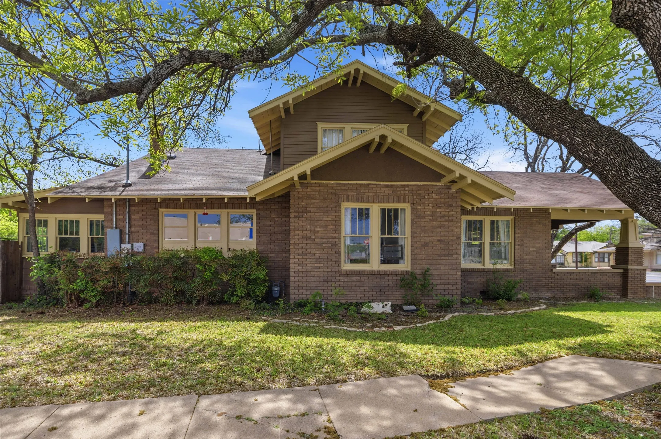 Single Family Residence For Sale in Brown County , 1700 Austin Avenue, Brownwood, Texas 76801, 4 Bedroom, 3 Bathroom, Garage spaces, 2,975 Sqft, built in 1914, Preowned, mls#21226237, Real Estate Agent in Brownwood, Homes For Sale in Brown county, Homes For Sale in Brownwood, Realtor in Brownwood Texas, Real Estate Brokerage Independent Realty Texas, Luminita Cordes Realtor