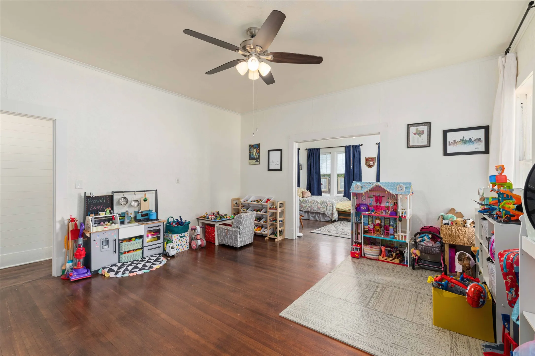 Single Family Residence For Sale in Brown County , 1700 Austin Avenue, Brownwood, Texas 76801, 4 Bedroom, 3 Bathroom, Garage spaces, 2,975 Sqft, built in 1914, Preowned, mls#21226237, Real Estate Agent in Brownwood, Homes For Sale in Brown county, Homes For Sale in Brownwood, Realtor in Brownwood Texas, Real Estate Brokerage Independent Realty Texas, Luminita Cordes Realtor