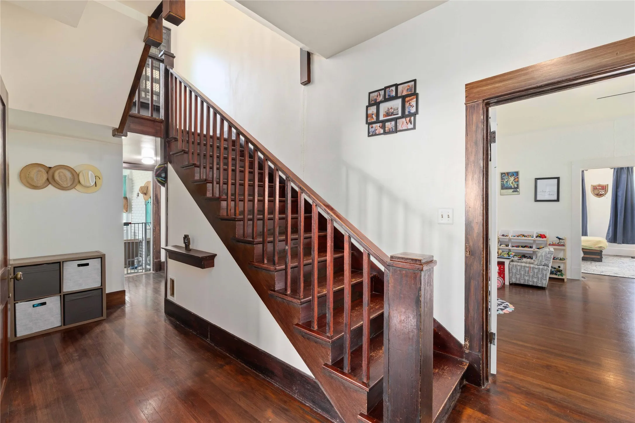 Single Family Residence For Sale in Brown County , 1700 Austin Avenue, Brownwood, Texas 76801, 4 Bedroom, 3 Bathroom, Garage spaces, 2,975 Sqft, built in 1914, Preowned, mls#21226237, Real Estate Agent in Brownwood, Homes For Sale in Brown county, Homes For Sale in Brownwood, Realtor in Brownwood Texas, Real Estate Brokerage Independent Realty Texas, Luminita Cordes Realtor