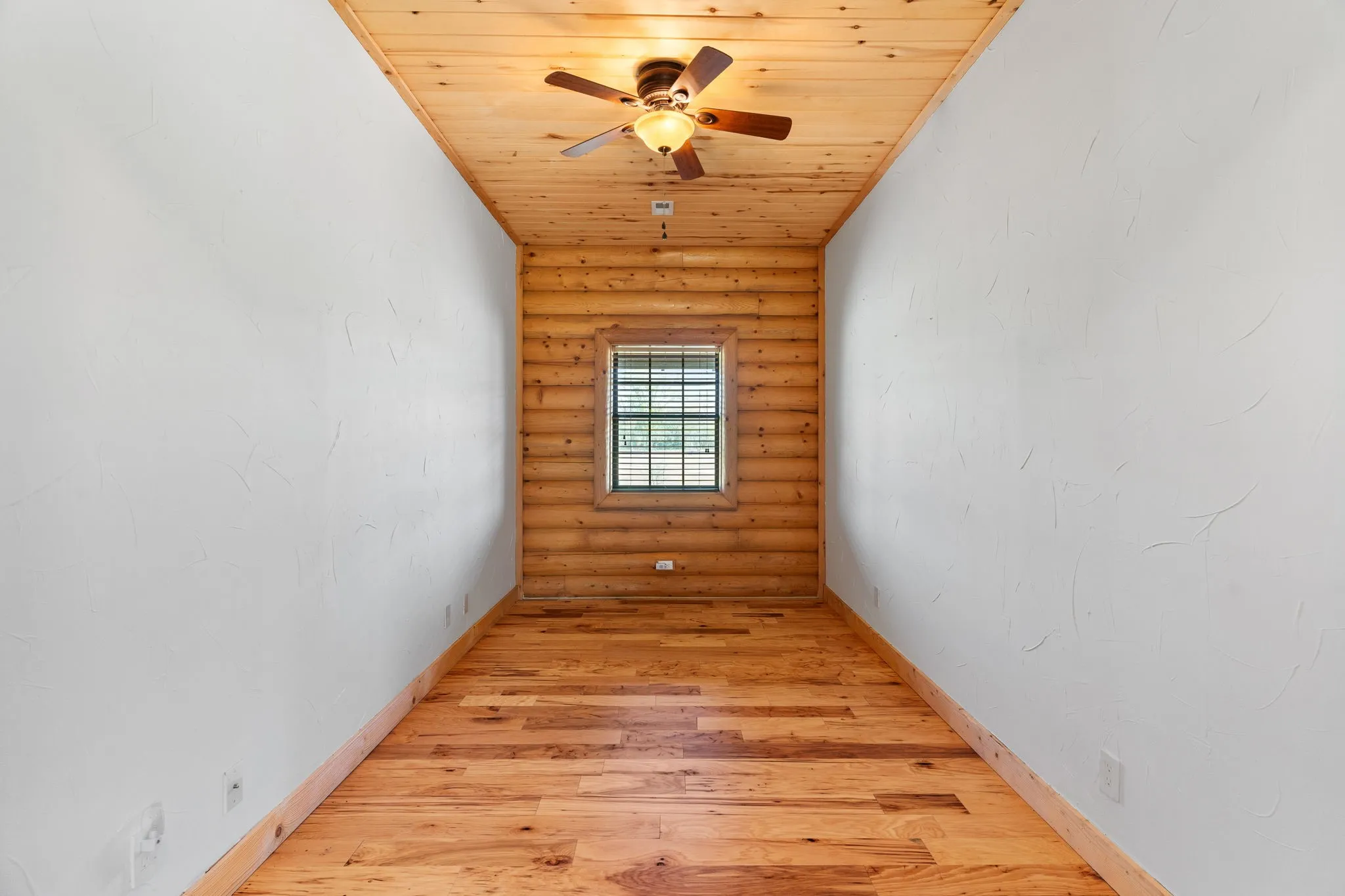 Single Family Residence For Sale in Grayson County , 7516 Fm 121, Van Alstyne, Texas 75495, 3 Bedroom, 3 Bathroom, 2 Garage spaces, 2,340 Sqft, built in 2007, mls#21206221, Real Estate Agent in Van Alstyne, Homes For Sale in Grayson county, Homes For Sale in Van Alstyne, Realtor in Van Alstyne Texas, Real Estate Brokerage Independent Realty Texas, Luminita Cordes Realtor