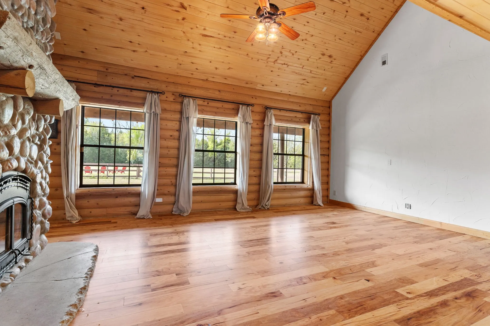 Single Family Residence For Sale in Grayson County , 7516 Fm 121, Van Alstyne, Texas 75495, 3 Bedroom, 3 Bathroom, 2 Garage spaces, 2,340 Sqft, built in 2007, mls#21206221, Real Estate Agent in Van Alstyne, Homes For Sale in Grayson county, Homes For Sale in Van Alstyne, Realtor in Van Alstyne Texas, Real Estate Brokerage Independent Realty Texas, Luminita Cordes Realtor