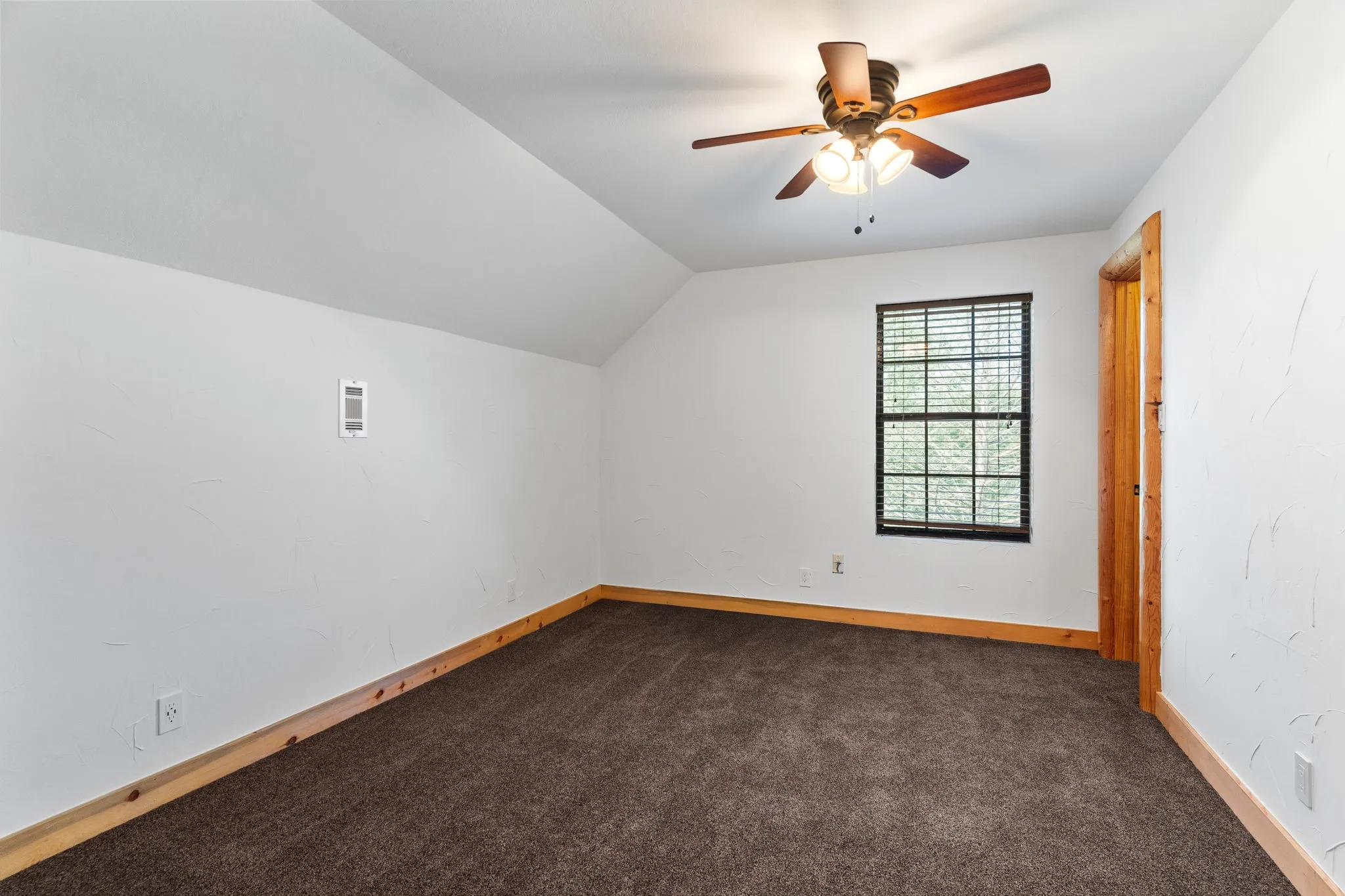 Single Family Residence For Sale in Grayson County , 7516 Fm 121, Van Alstyne, Texas 75495, 3 Bedroom, 3 Bathroom, 2 Garage spaces, 2,340 Sqft, built in 2007, mls#21206221, Real Estate Agent in Van Alstyne, Homes For Sale in Grayson county, Homes For Sale in Van Alstyne, Realtor in Van Alstyne Texas, Real Estate Brokerage Independent Realty Texas, Luminita Cordes Realtor