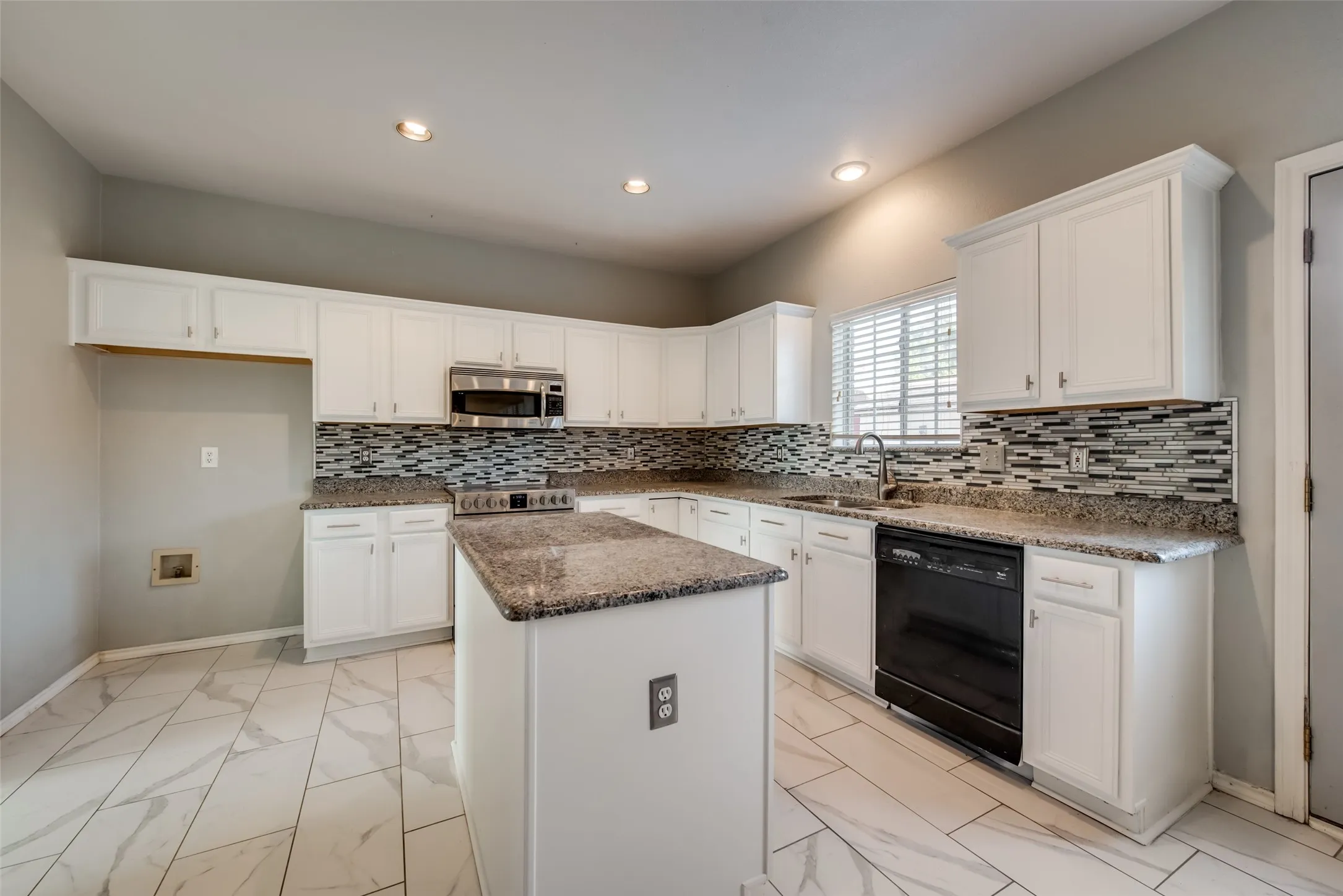Single Family Residence For Sale in Denton County , 2007 Firewater Place, Lewisville, Texas 75067, 4 Bedroom, 3 Bathroom, 2 Garage spaces, 2,439 Sqft, built in 1991, mls#21225062, Real Estate Agent in Lewisville, Homes For Sale in Denton county, Homes For Sale in Lewisville, Realtor in Lewisville Texas, Real Estate Brokerage Independent Realty Texas, Luminita Cordes Realtor