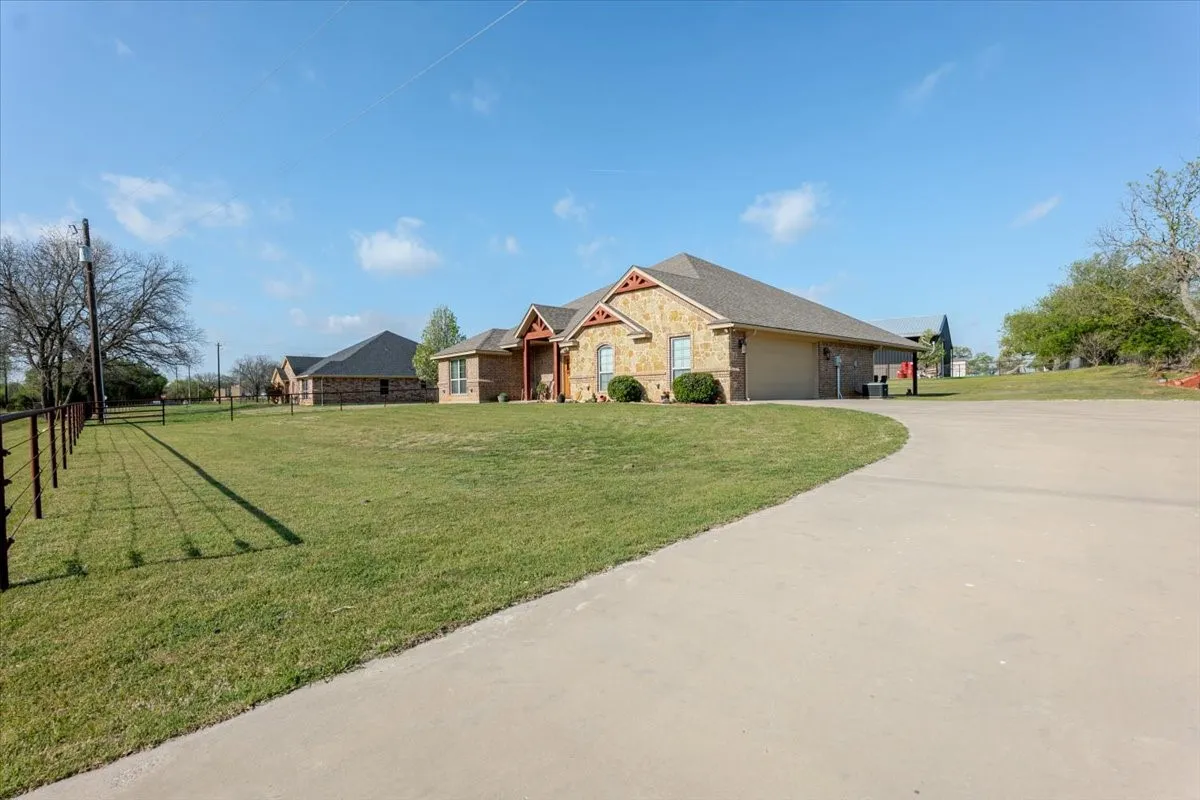 Single Family Residence For Sale in Parker County , 140 Pine Road, Poolville, Texas 76487, 3 Bedroom, 2 Bathroom, 2 Garage spaces, 2,108 Sqft, built in 2016, Preowned, mls#21223093, Real Estate Agent in Poolville, Homes For Sale in Parker county, Homes For Sale in Poolville, Realtor in Poolville Texas, Real Estate Brokerage Independent Realty Texas, Luminita Cordes Realtor