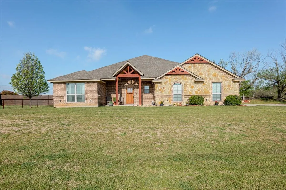 Single Family Residence For Sale in Parker County , 140 Pine Road, Poolville, Texas 76487, 3 Bedroom, 2 Bathroom, 2 Garage spaces, 2,108 Sqft, built in 2016, Preowned, mls#21223093, Real Estate Agent in Poolville, Homes For Sale in Parker county, Homes For Sale in Poolville, Realtor in Poolville Texas, Real Estate Brokerage Independent Realty Texas, Luminita Cordes Realtor