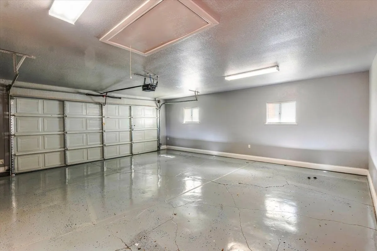 Single Family Residence For Sale in Parker County , 140 Pine Road, Poolville, Texas 76487, 3 Bedroom, 2 Bathroom, 2 Garage spaces, 2,108 Sqft, built in 2016, Preowned, mls#21223093, Real Estate Agent in Poolville, Homes For Sale in Parker county, Homes For Sale in Poolville, Realtor in Poolville Texas, Real Estate Brokerage Independent Realty Texas, Luminita Cordes Realtor