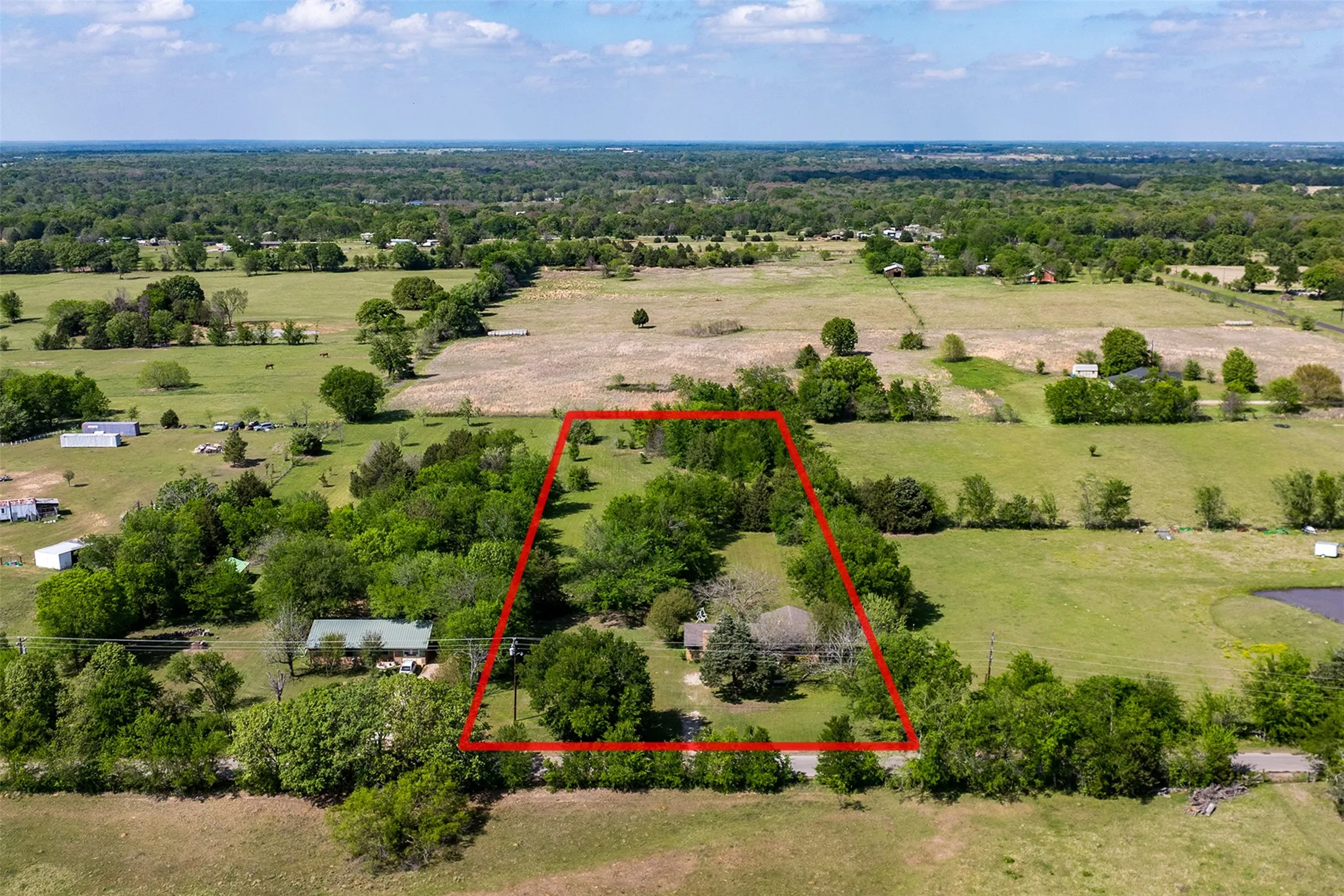 Single Family Residence For Sale in Van Zandt County , 2888 Vz County Road 2708, Mabank, Texas 75147, 3 Bedroom, 2 Bathroom, Garage spaces, 1,900 Sqft, built in 1976, mls#21226125, Real Estate Agent in Mabank, Homes For Sale in Van Zandt county, Homes For Sale in Mabank, Realtor in Mabank Texas, Real Estate Brokerage Independent Realty Texas, Luminita Cordes Realtor