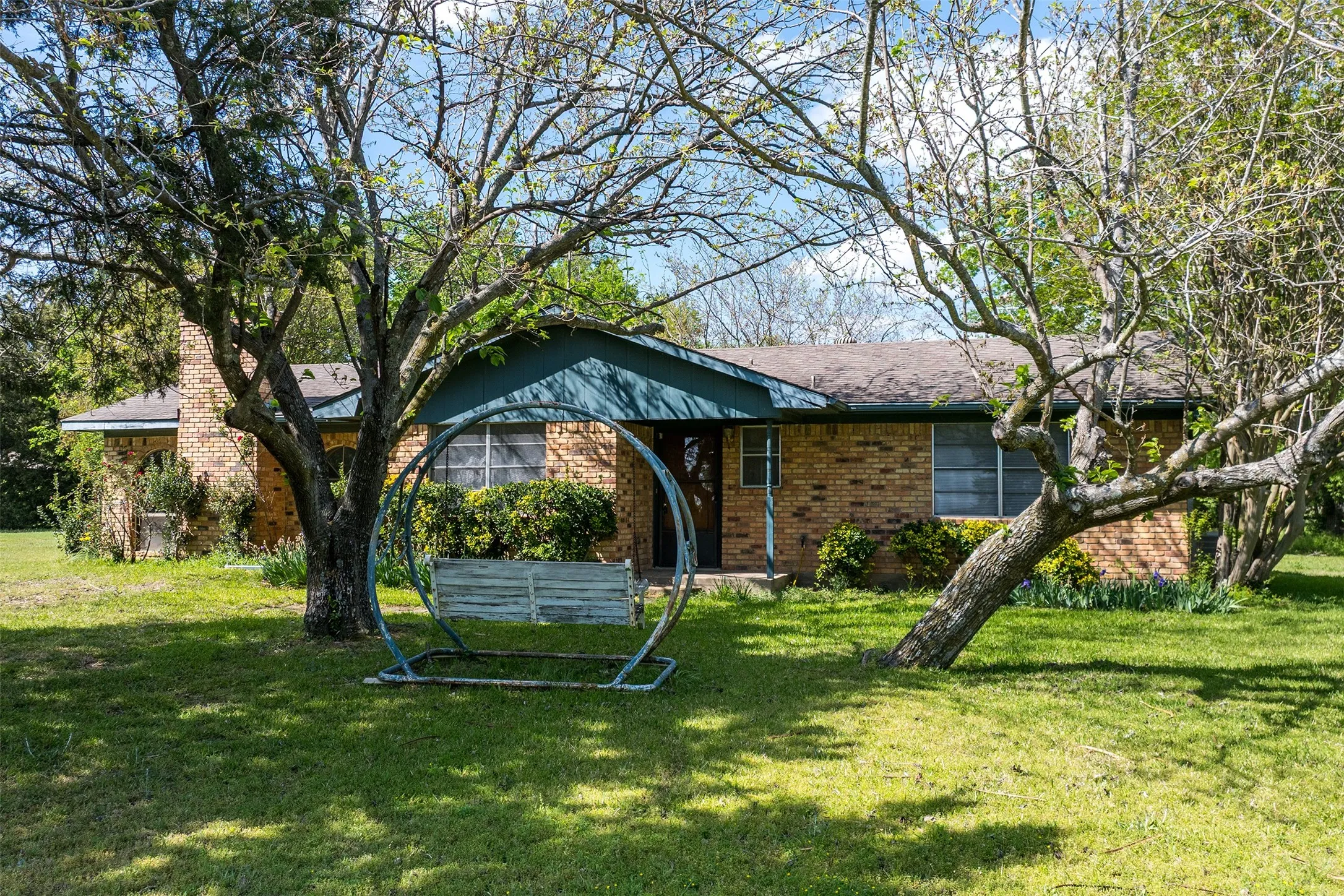 Single Family Residence For Sale in Van Zandt County , 2888 Vz County Road 2708, Mabank, Texas 75147, 3 Bedroom, 2 Bathroom, Garage spaces, 1,900 Sqft, built in 1976, mls#21226125, Real Estate Agent in Mabank, Homes For Sale in Van Zandt county, Homes For Sale in Mabank, Realtor in Mabank Texas, Real Estate Brokerage Independent Realty Texas, Luminita Cordes Realtor
