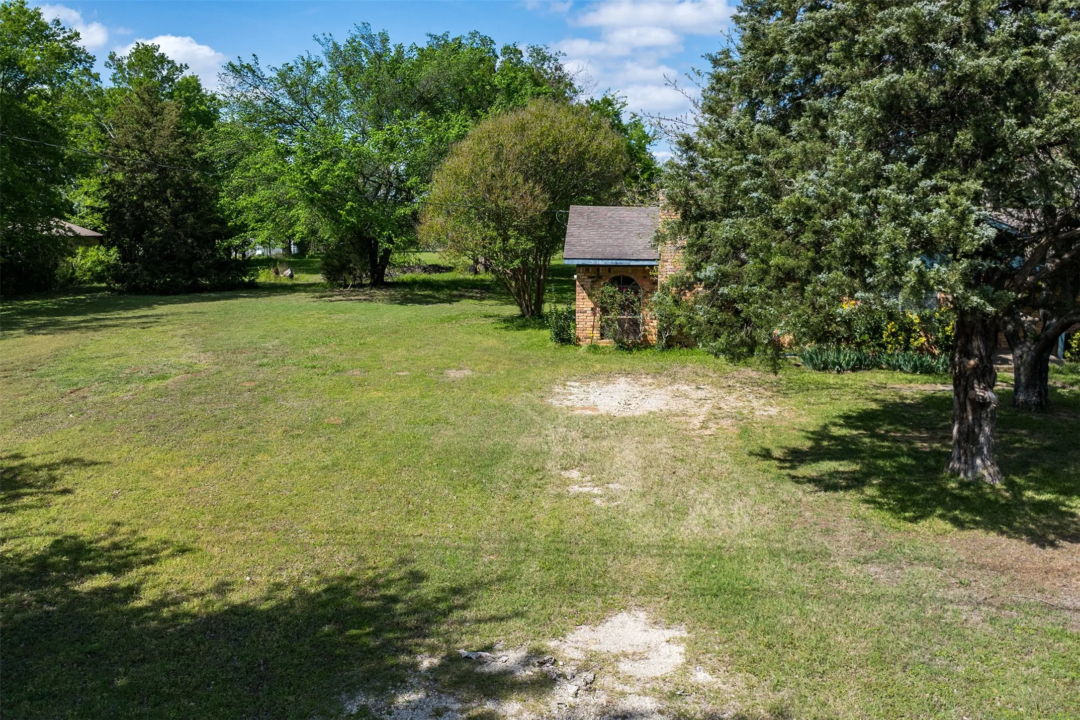 Single Family Residence For Sale in Van Zandt County , 2888 Vz County Road 2708, Mabank, Texas 75147, 3 Bedroom, 2 Bathroom, Garage spaces, 1,900 Sqft, built in 1976, mls#21226125, Real Estate Agent in Mabank, Homes For Sale in Van Zandt county, Homes For Sale in Mabank, Realtor in Mabank Texas, Real Estate Brokerage Independent Realty Texas, Luminita Cordes Realtor