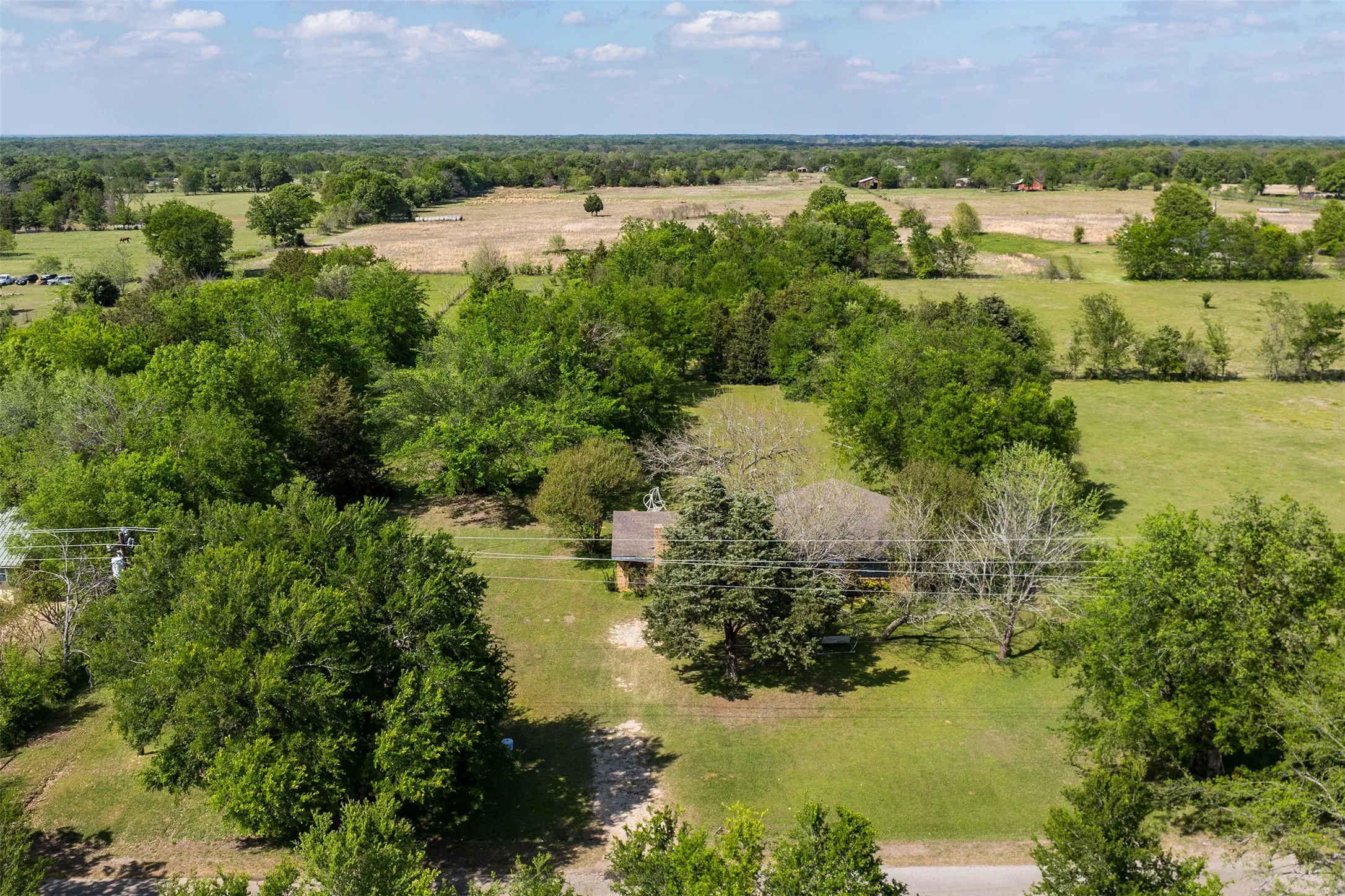 Single Family Residence For Sale in Van Zandt County , 2888 Vz County Road 2708, Mabank, Texas 75147, 3 Bedroom, 2 Bathroom, Garage spaces, 1,900 Sqft, built in 1976, mls#21226125, Real Estate Agent in Mabank, Homes For Sale in Van Zandt county, Homes For Sale in Mabank, Realtor in Mabank Texas, Real Estate Brokerage Independent Realty Texas, Luminita Cordes Realtor