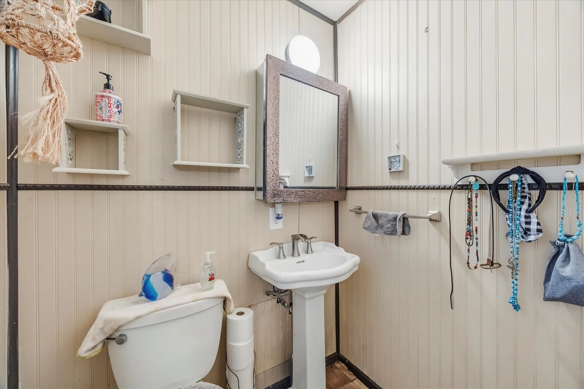 Auxiliary full bath