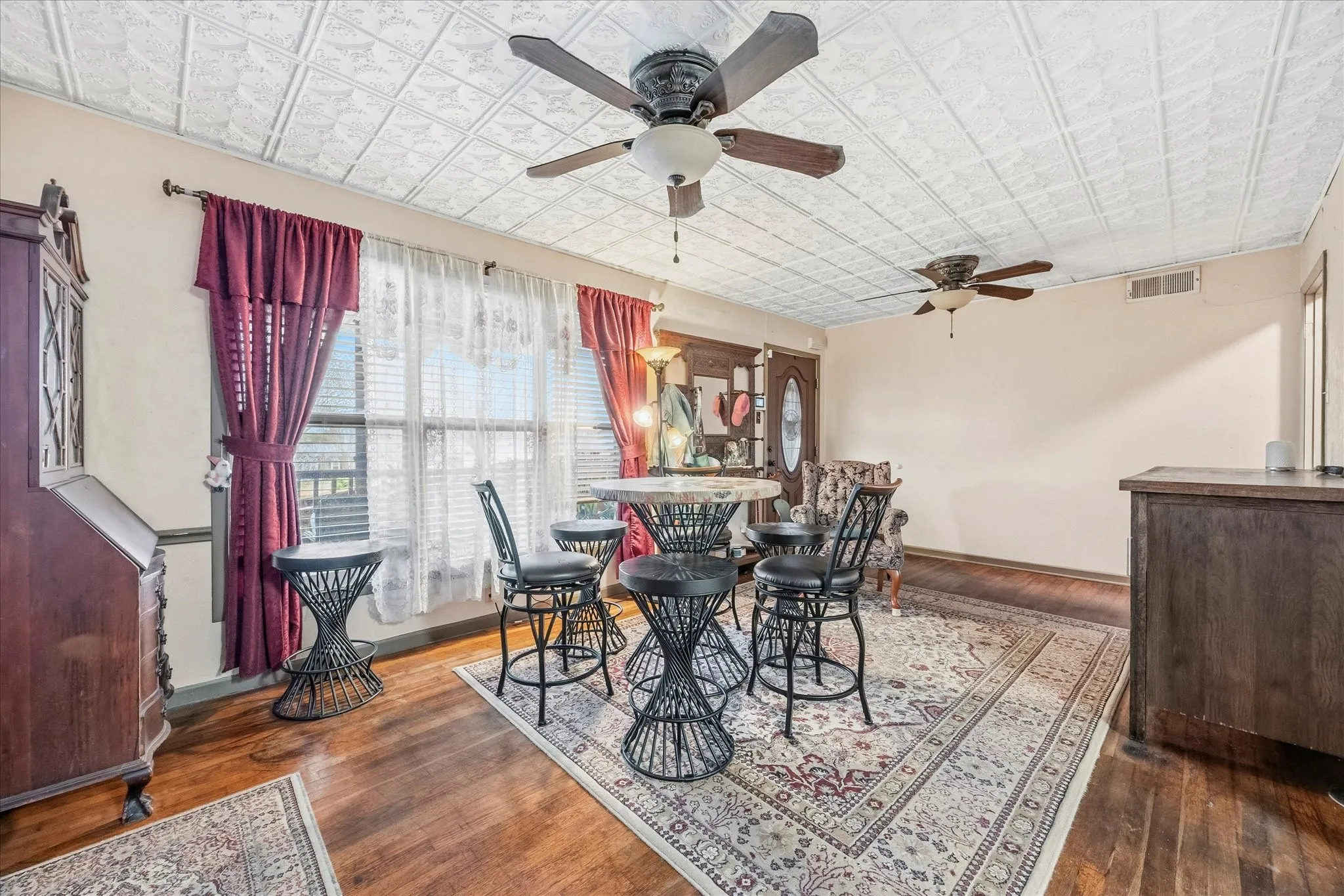 Host your family dinners here