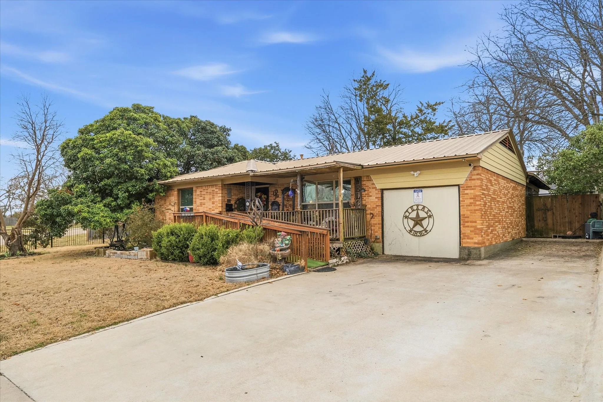 Expansive drive way provides ample parking
