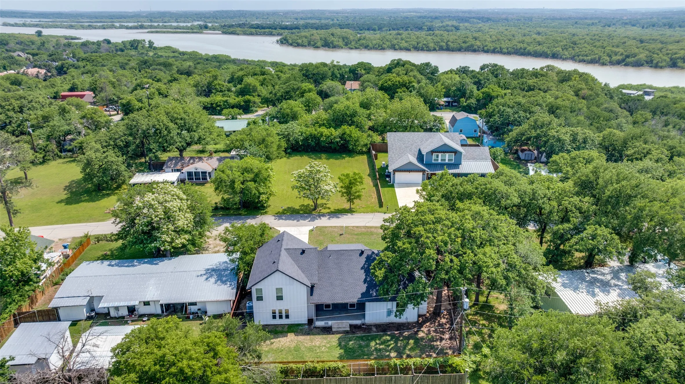 Single Family Residence For Sale in Denton County , 9108 Shoshone Trail, Flower Mound, Texas 75022, 3 Bedroom, 3 Bathroom, 2 Garage spaces, 2,270 Sqft, built in 1969, Preowned, mls#21226471, Real Estate Agent in Flower Mound, Homes For Sale in Denton county, Homes For Sale in Flower Mound, Realtor in Flower Mound Texas, Real Estate Brokerage Independent Realty Texas, Luminita Cordes Realtor
