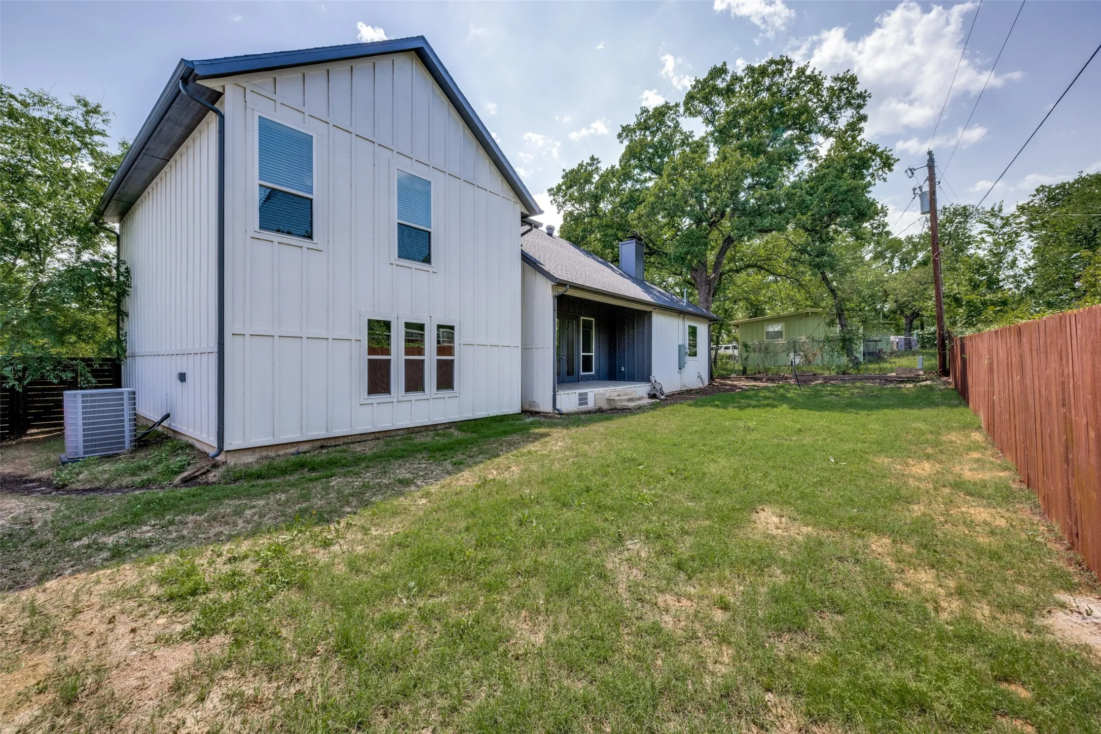 Single Family Residence For Sale in Denton County , 9108 Shoshone Trail, Flower Mound, Texas 75022, 3 Bedroom, 3 Bathroom, 2 Garage spaces, 2,270 Sqft, built in 1969, Preowned, mls#21226471, Real Estate Agent in Flower Mound, Homes For Sale in Denton county, Homes For Sale in Flower Mound, Realtor in Flower Mound Texas, Real Estate Brokerage Independent Realty Texas, Luminita Cordes Realtor