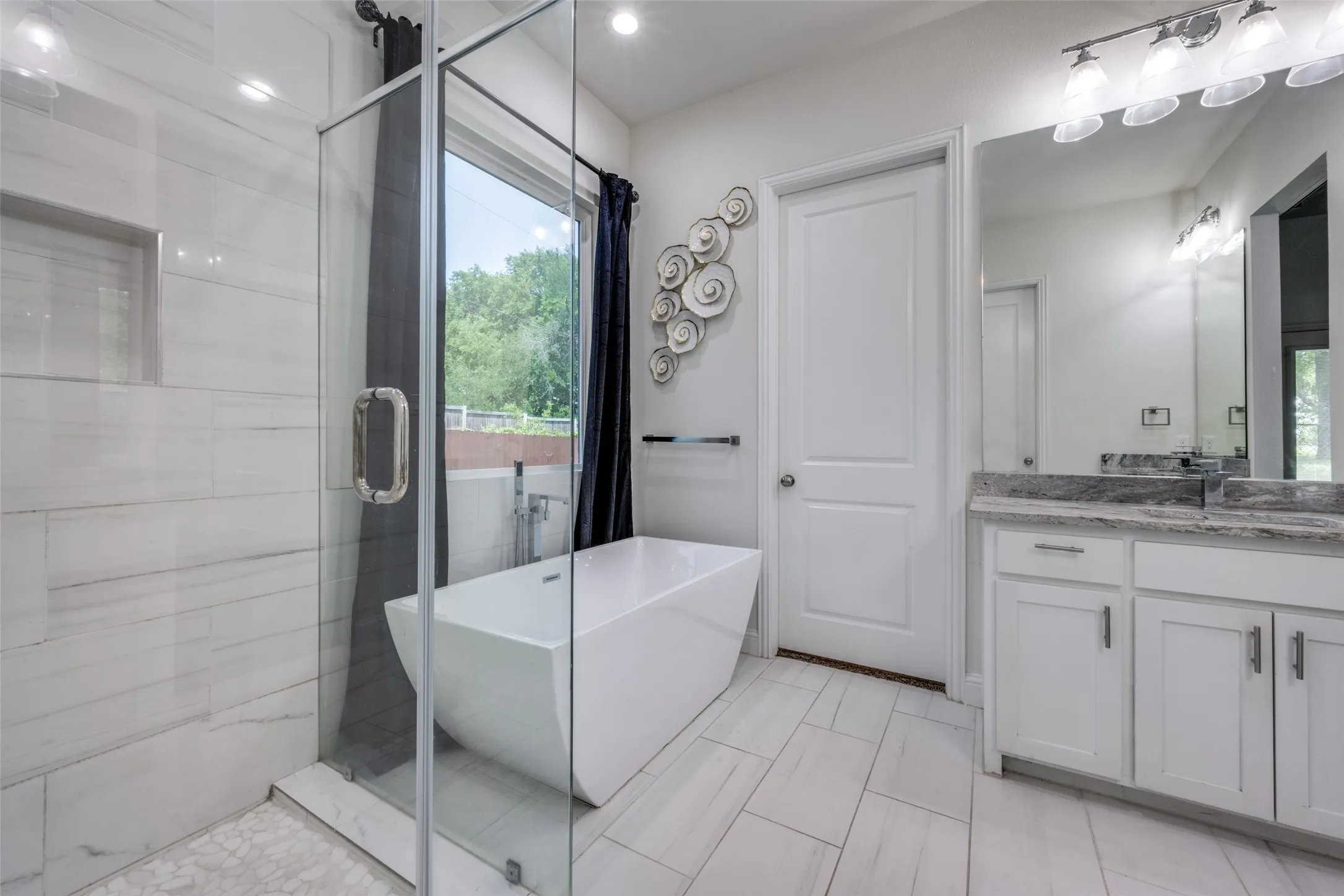 Single Family Residence For Sale in Denton County , 9108 Shoshone Trail, Flower Mound, Texas 75022, 3 Bedroom, 3 Bathroom, 2 Garage spaces, 2,270 Sqft, built in 1969, Preowned, mls#21226471, Real Estate Agent in Flower Mound, Homes For Sale in Denton county, Homes For Sale in Flower Mound, Realtor in Flower Mound Texas, Real Estate Brokerage Independent Realty Texas, Luminita Cordes Realtor