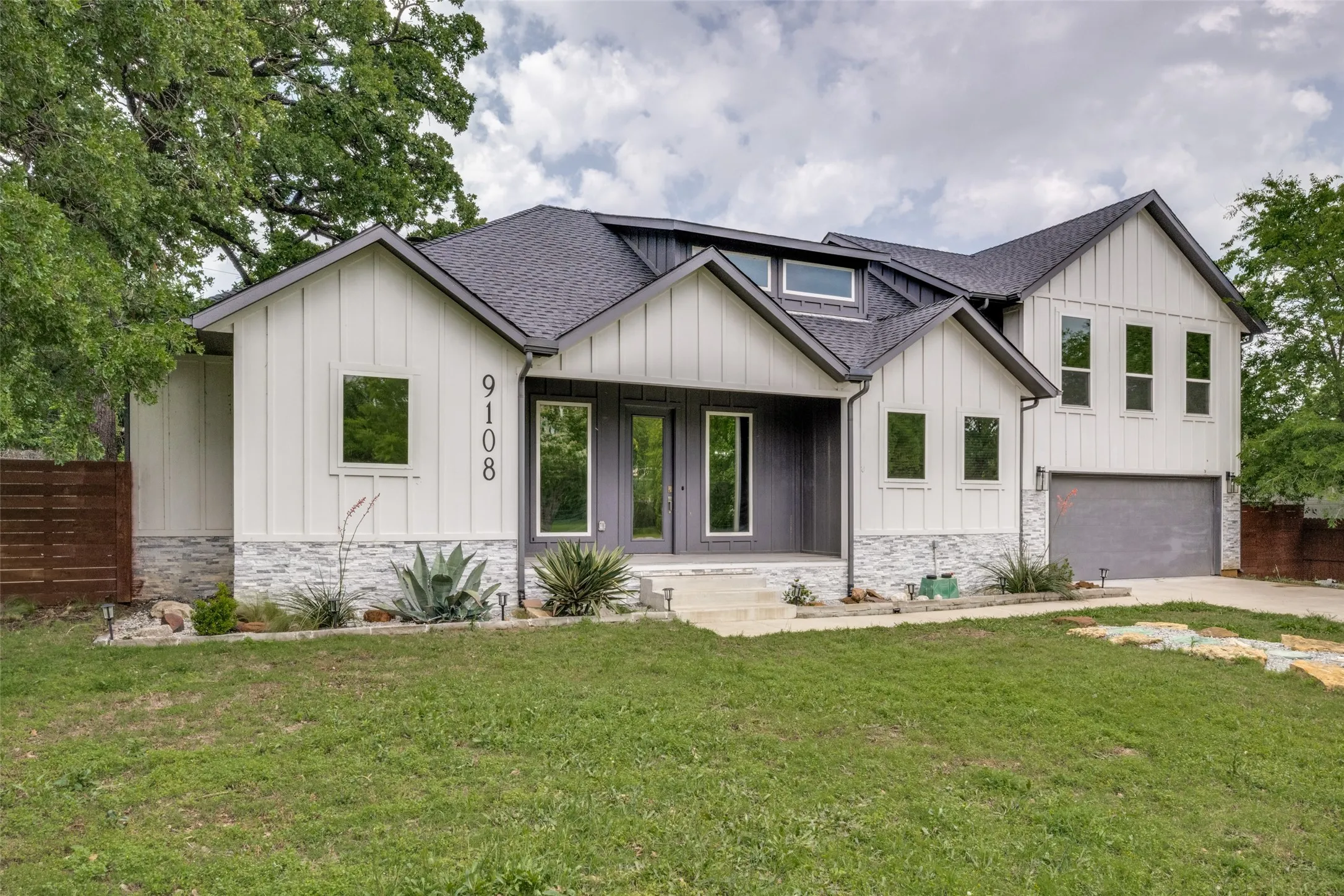 Single Family Residence For Sale in Denton County , 9108 Shoshone Trail, Flower Mound, Texas 75022, 3 Bedroom, 3 Bathroom, 2 Garage spaces, 2,270 Sqft, built in 1969, Preowned, mls#21226471, Real Estate Agent in Flower Mound, Homes For Sale in Denton county, Homes For Sale in Flower Mound, Realtor in Flower Mound Texas, Real Estate Brokerage Independent Realty Texas, Luminita Cordes Realtor