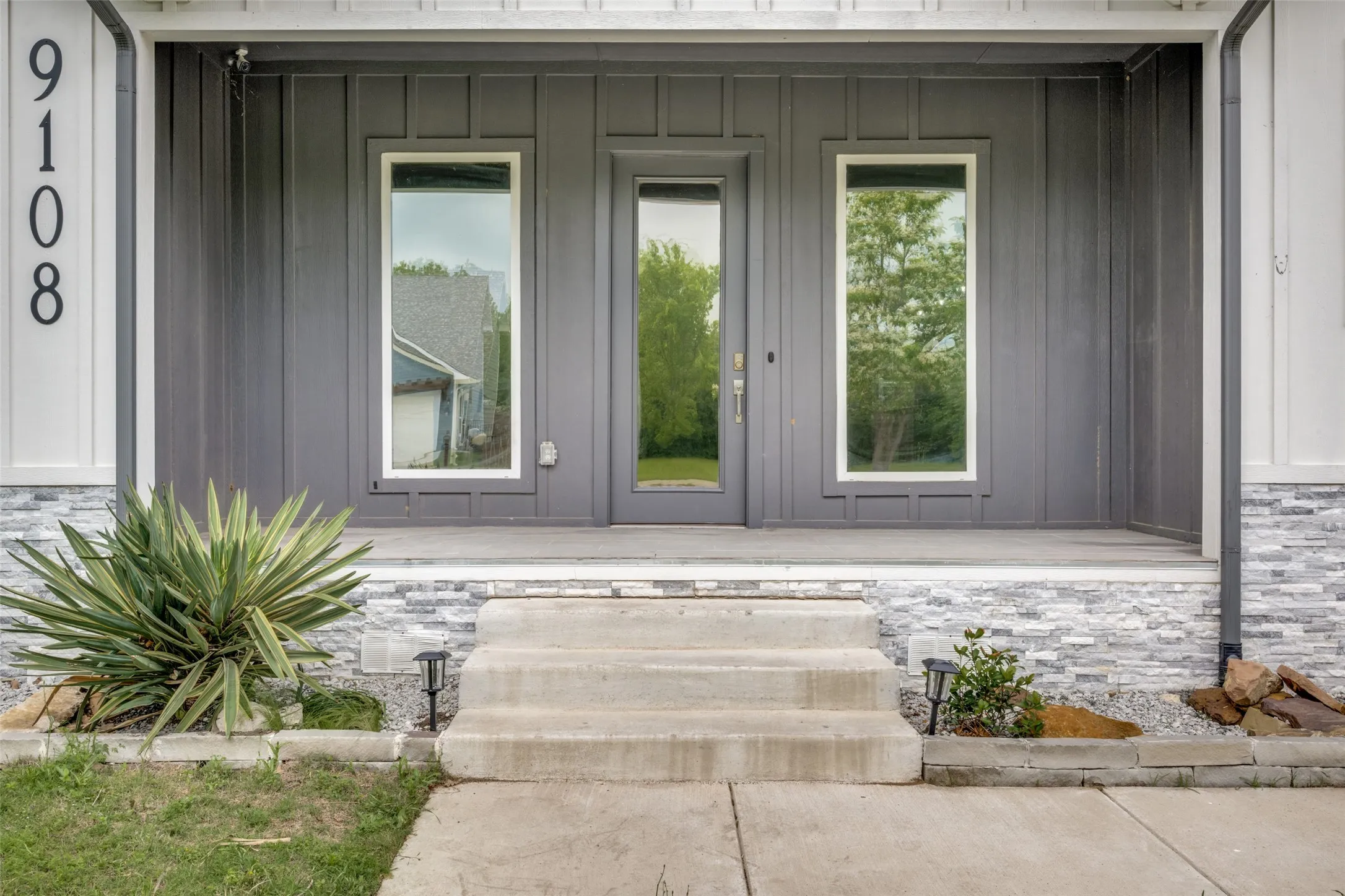 Single Family Residence For Sale in Denton County , 9108 Shoshone Trail, Flower Mound, Texas 75022, 3 Bedroom, 3 Bathroom, 2 Garage spaces, 2,270 Sqft, built in 1969, Preowned, mls#21226471, Real Estate Agent in Flower Mound, Homes For Sale in Denton county, Homes For Sale in Flower Mound, Realtor in Flower Mound Texas, Real Estate Brokerage Independent Realty Texas, Luminita Cordes Realtor