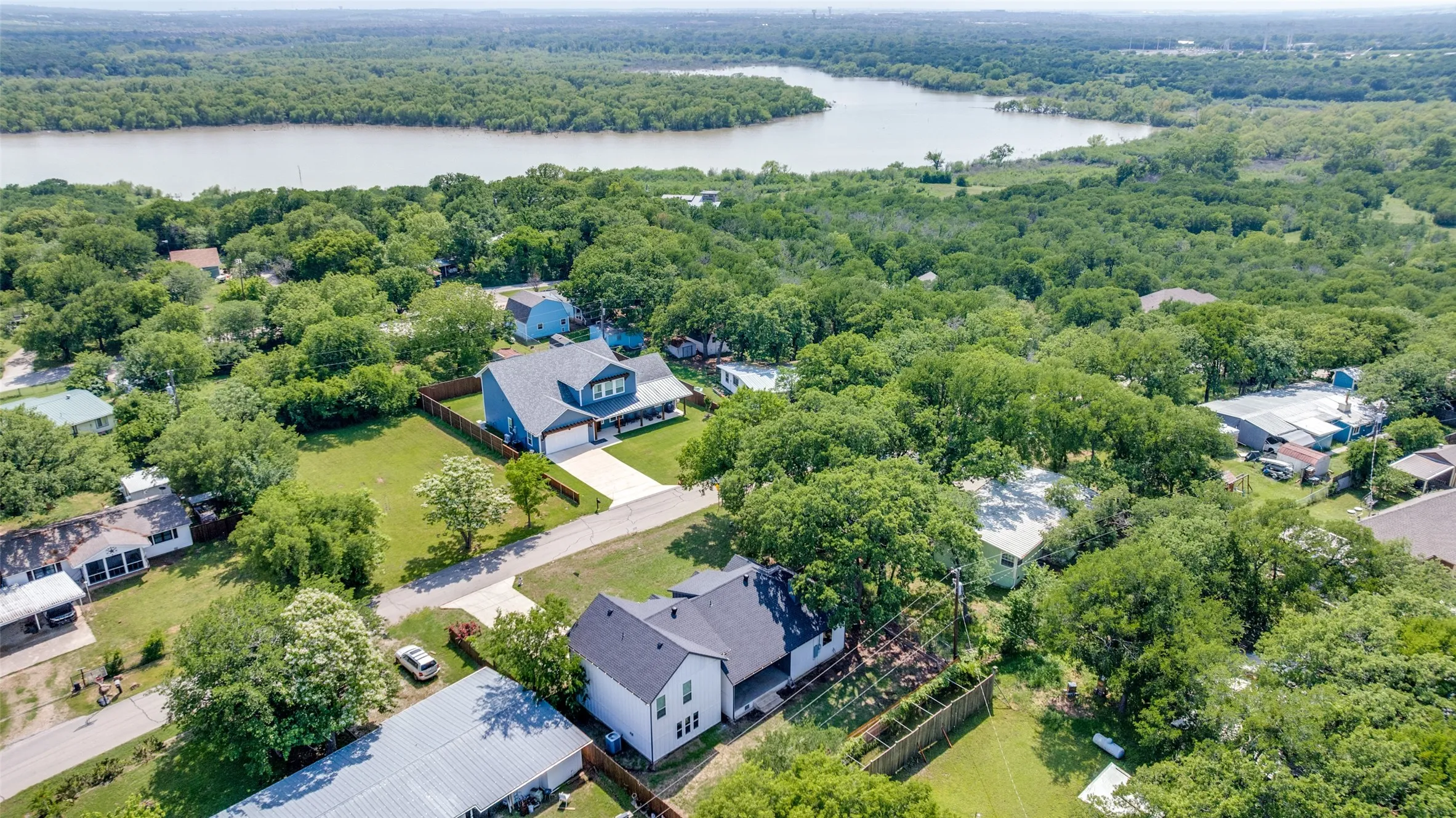 Single Family Residence For Sale in Denton County , 9108 Shoshone Trail, Flower Mound, Texas 75022, 3 Bedroom, 3 Bathroom, 2 Garage spaces, 2,270 Sqft, built in 1969, Preowned, mls#21226471, Real Estate Agent in Flower Mound, Homes For Sale in Denton county, Homes For Sale in Flower Mound, Realtor in Flower Mound Texas, Real Estate Brokerage Independent Realty Texas, Luminita Cordes Realtor