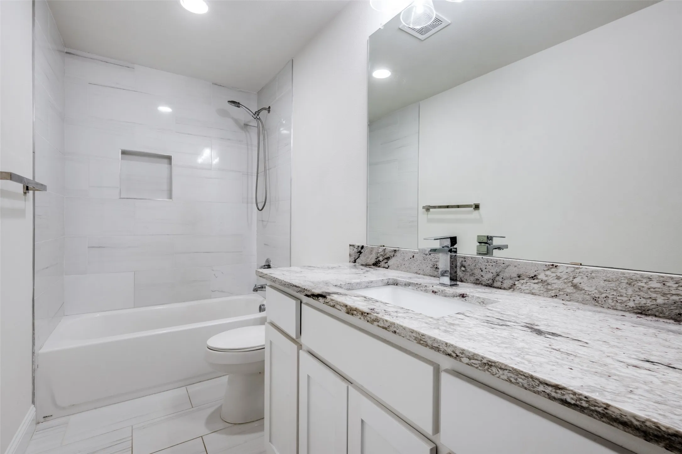 Single Family Residence For Sale in Denton County , 9108 Shoshone Trail, Flower Mound, Texas 75022, 3 Bedroom, 3 Bathroom, 2 Garage spaces, 2,270 Sqft, built in 1969, Preowned, mls#21226471, Real Estate Agent in Flower Mound, Homes For Sale in Denton county, Homes For Sale in Flower Mound, Realtor in Flower Mound Texas, Real Estate Brokerage Independent Realty Texas, Luminita Cordes Realtor