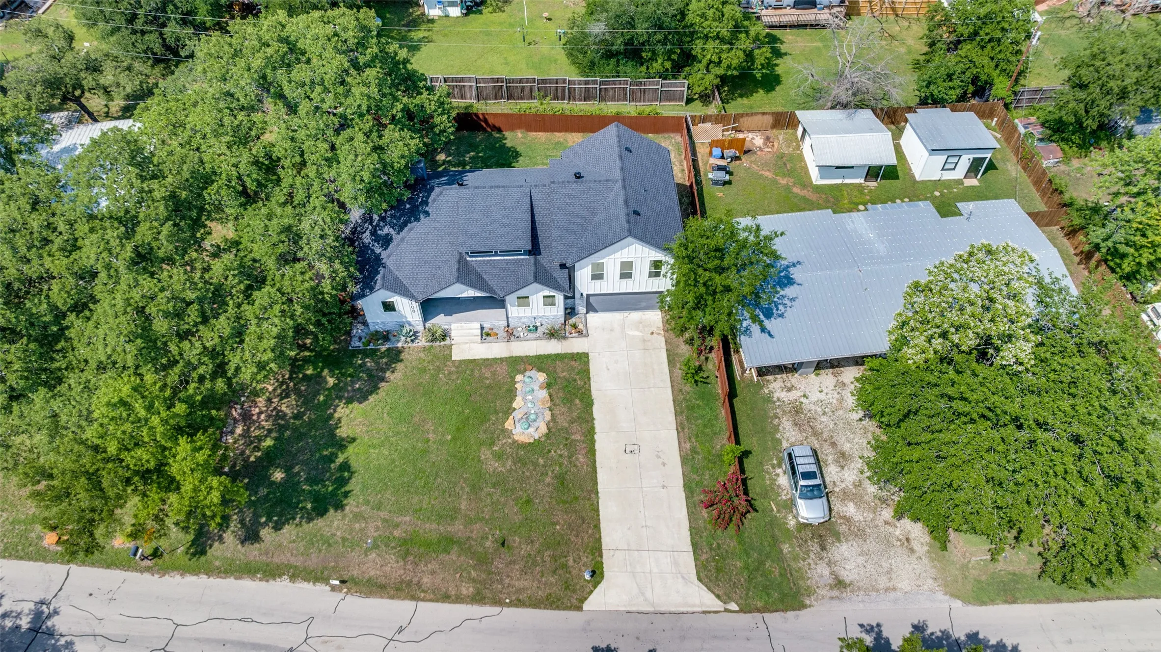 Single Family Residence For Sale in Denton County , 9108 Shoshone Trail, Flower Mound, Texas 75022, 3 Bedroom, 3 Bathroom, 2 Garage spaces, 2,270 Sqft, built in 1969, Preowned, mls#21226471, Real Estate Agent in Flower Mound, Homes For Sale in Denton county, Homes For Sale in Flower Mound, Realtor in Flower Mound Texas, Real Estate Brokerage Independent Realty Texas, Luminita Cordes Realtor