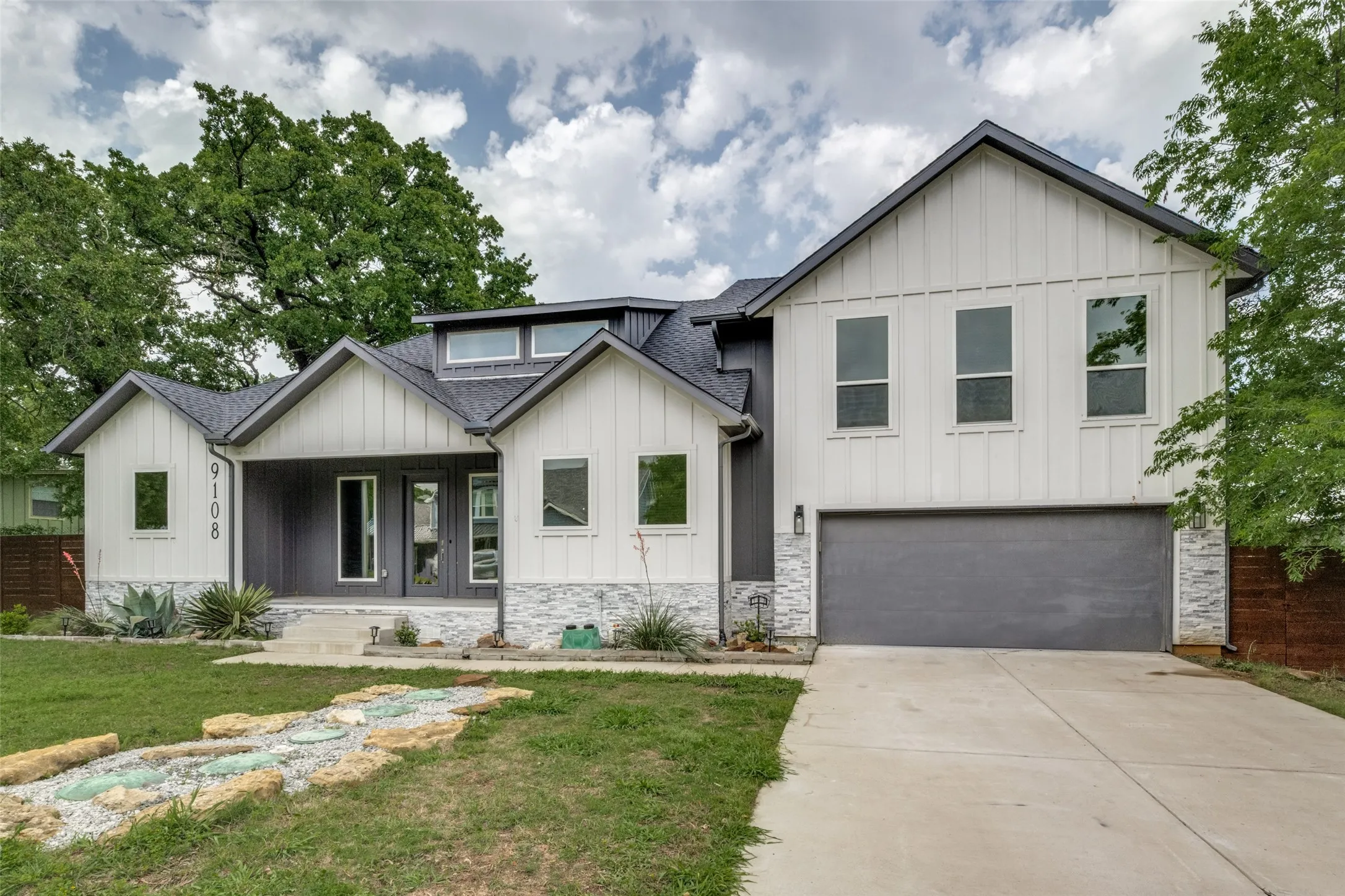Single Family Residence For Sale in Denton County , 9108 Shoshone Trail, Flower Mound, Texas 75022, 3 Bedroom, 3 Bathroom, 2 Garage spaces, 2,270 Sqft, built in 1969, Preowned, mls#21226471, Real Estate Agent in Flower Mound, Homes For Sale in Denton county, Homes For Sale in Flower Mound, Realtor in Flower Mound Texas, Real Estate Brokerage Independent Realty Texas, Luminita Cordes Realtor
