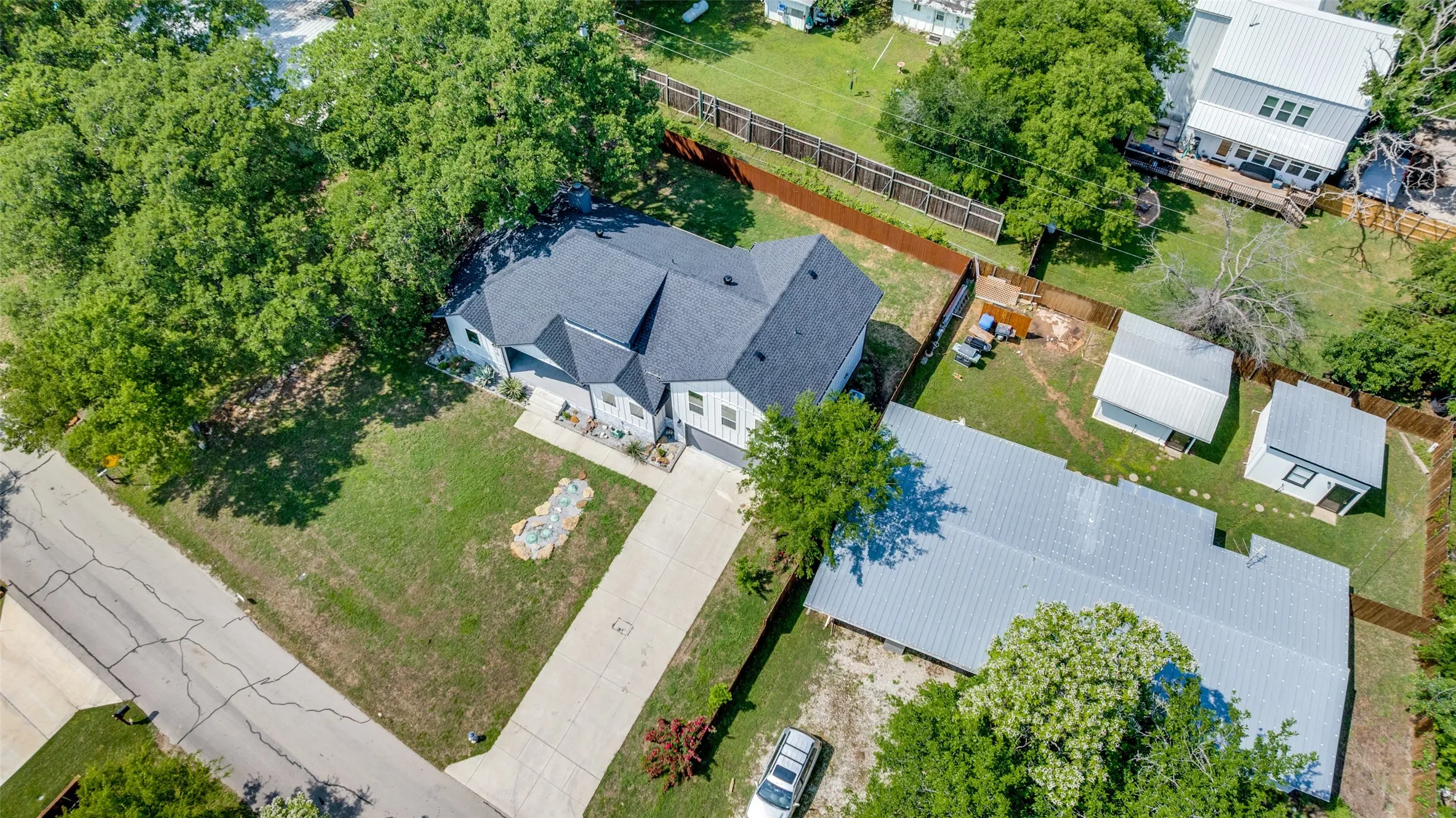 Single Family Residence For Sale in Denton County , 9108 Shoshone Trail, Flower Mound, Texas 75022, 3 Bedroom, 3 Bathroom, 2 Garage spaces, 2,270 Sqft, built in 1969, Preowned, mls#21226471, Real Estate Agent in Flower Mound, Homes For Sale in Denton county, Homes For Sale in Flower Mound, Realtor in Flower Mound Texas, Real Estate Brokerage Independent Realty Texas, Luminita Cordes Realtor