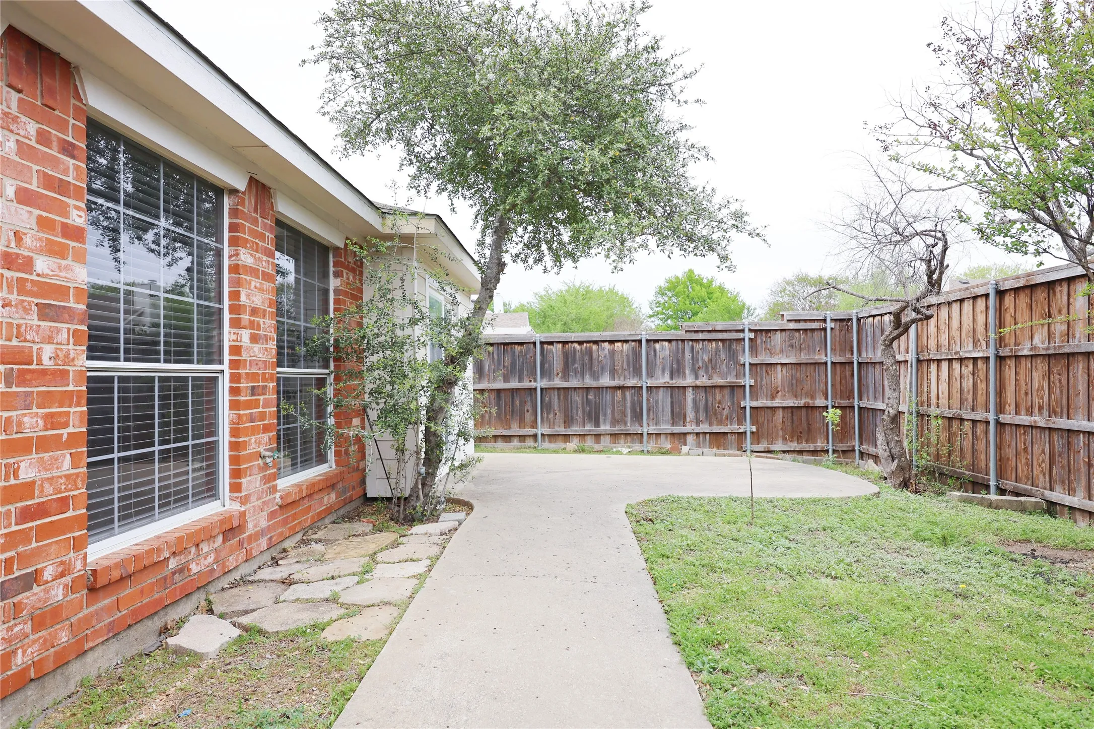 Single Family Residence For Sale in Collin County , 8112 Dock Street, Frisco, Texas 75035, 3 Bedrooms, 2 Bathrooms, 2 Garage spaces, 2,155 Sqft, built in 1994, Preowned, Price $459,000, mls#21216341, Real Estate Agent in Frisco, Homes For Sale in Collin county, Homes For Sale in Frisco, Realtor in Frisco Texas, Real Estate Brokerage Independent Realty Texas, Luminita Cordes Realtor