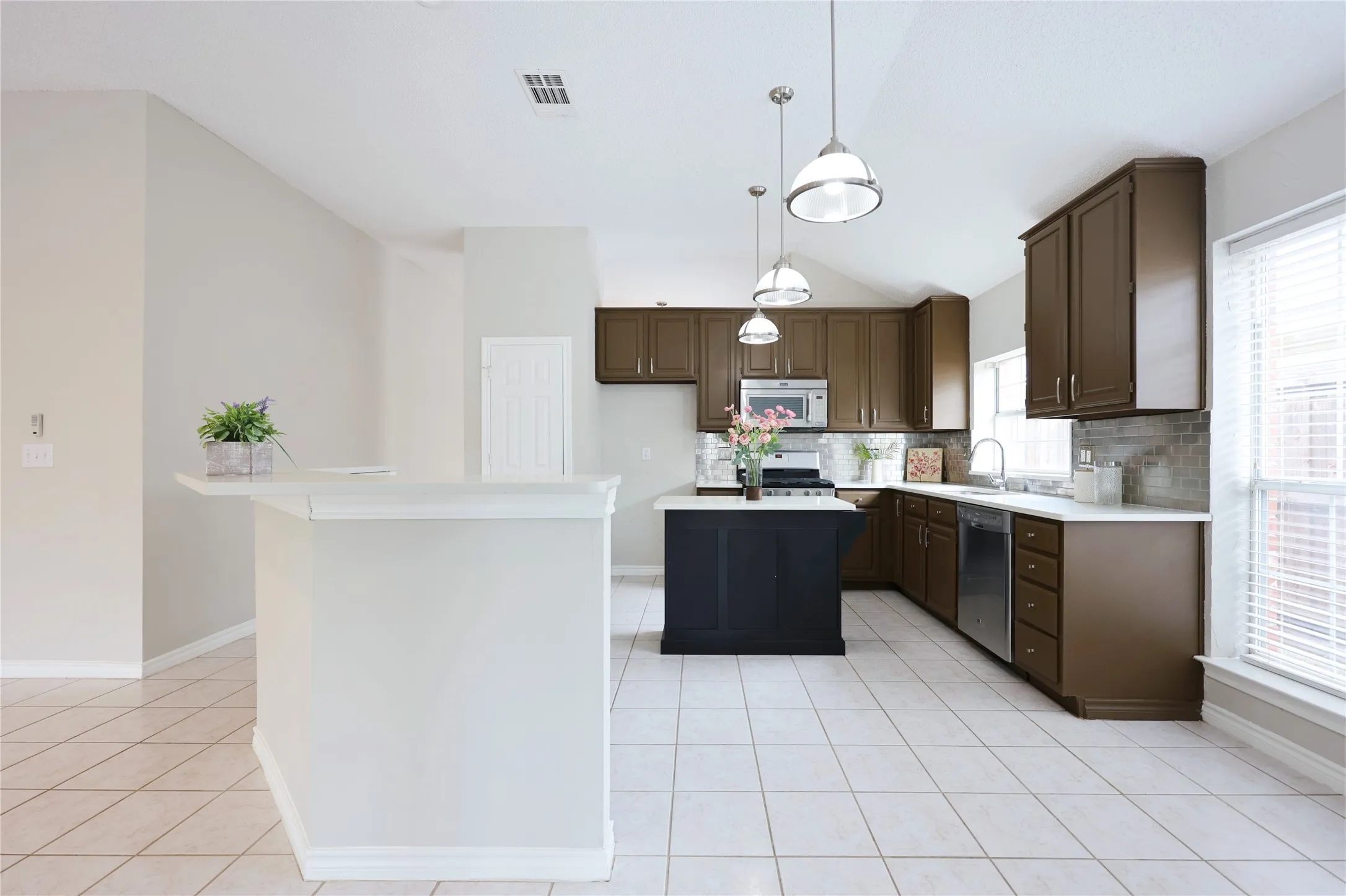 Single Family Residence For Sale in Collin County , 8112 Dock Street, Frisco, Texas 75035, 3 Bedrooms, 2 Bathrooms, 2 Garage spaces, 2,155 Sqft, built in 1994, Preowned, Price $459,000, mls#21216341, Real Estate Agent in Frisco, Homes For Sale in Collin county, Homes For Sale in Frisco, Realtor in Frisco Texas, Real Estate Brokerage Independent Realty Texas, Luminita Cordes Realtor