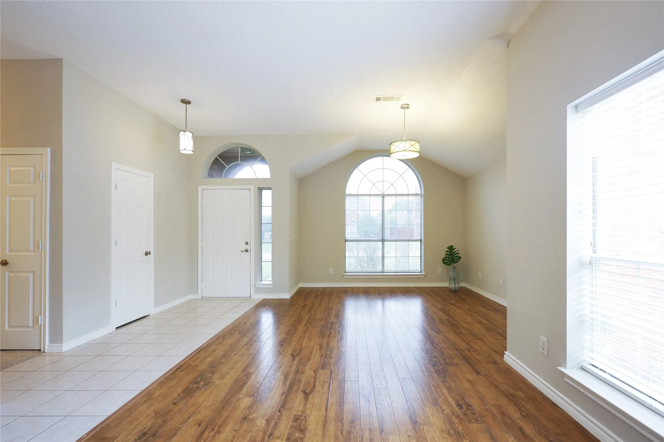 Single Family Residence For Sale in Collin County , 8112 Dock Street, Frisco, Texas 75035, 3 Bedrooms, 2 Bathrooms, 2 Garage spaces, 2,155 Sqft, built in 1994, Preowned, Price $459,000, mls#21216341, Real Estate Agent in Frisco, Homes For Sale in Collin county, Homes For Sale in Frisco, Realtor in Frisco Texas, Real Estate Brokerage Independent Realty Texas, Luminita Cordes Realtor