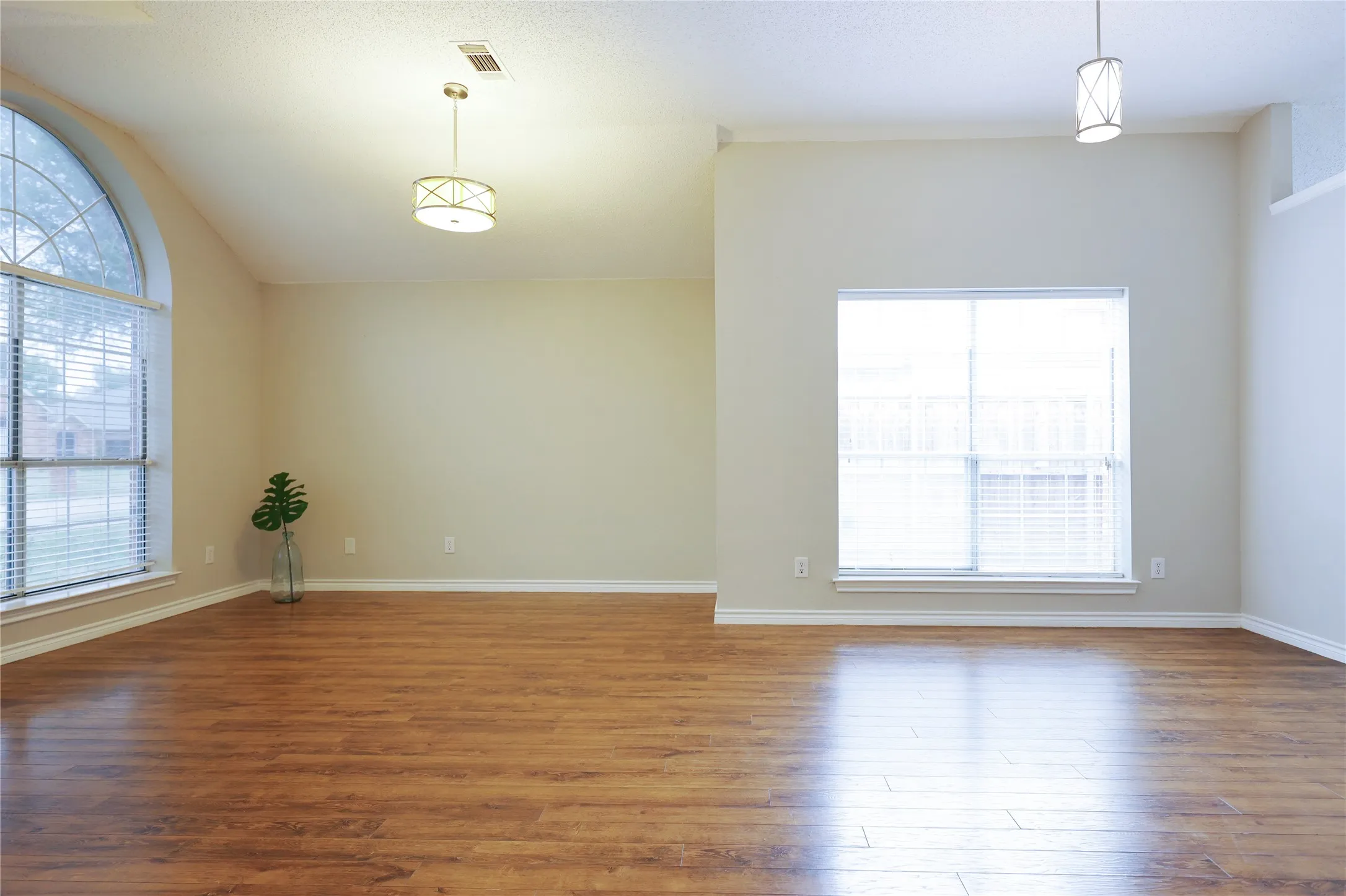 Single Family Residence For Sale in Collin County , 8112 Dock Street, Frisco, Texas 75035, 3 Bedrooms, 2 Bathrooms, 2 Garage spaces, 2,155 Sqft, built in 1994, Preowned, Price $459,000, mls#21216341, Real Estate Agent in Frisco, Homes For Sale in Collin county, Homes For Sale in Frisco, Realtor in Frisco Texas, Real Estate Brokerage Independent Realty Texas, Luminita Cordes Realtor