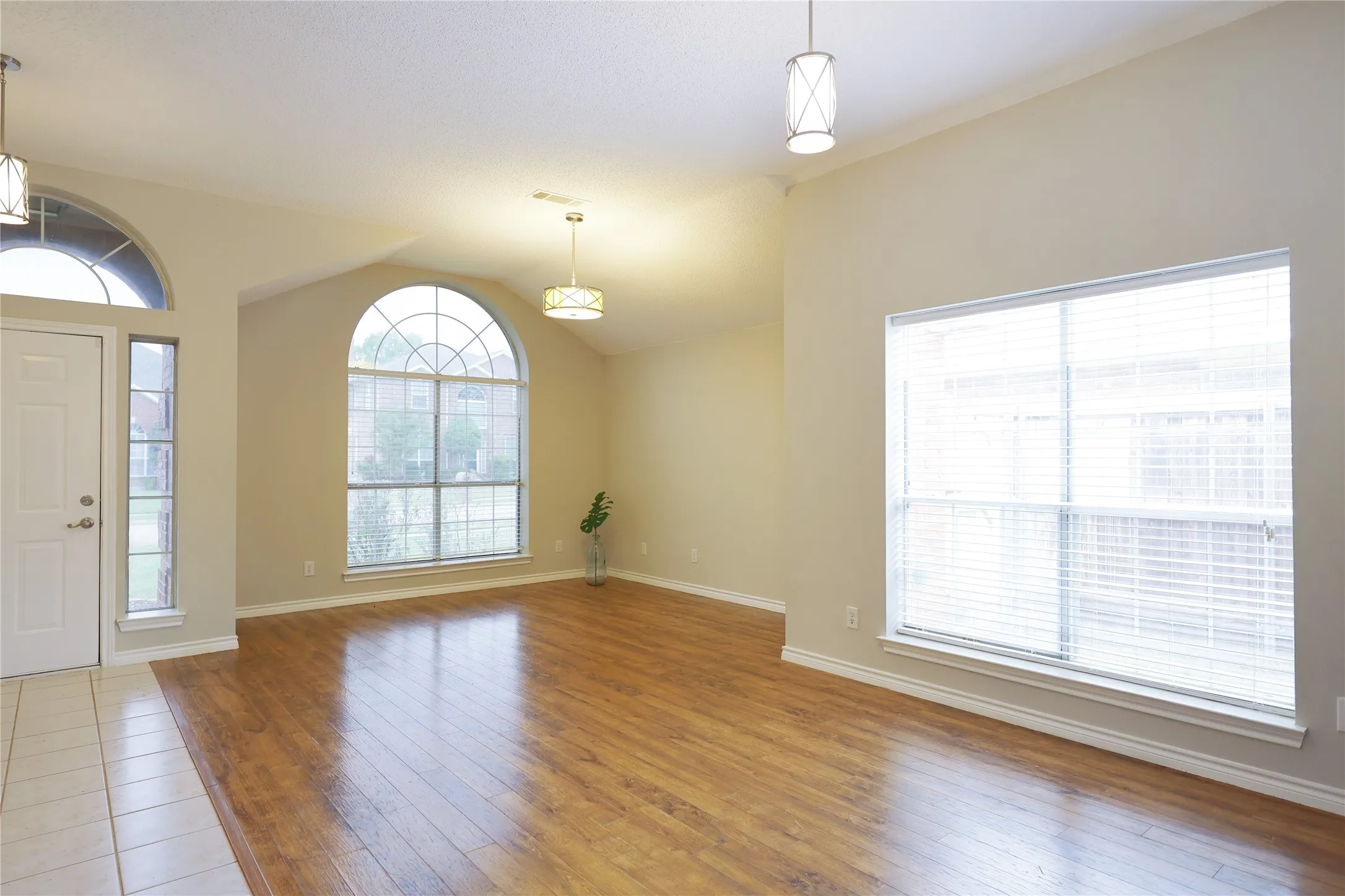 Single Family Residence For Sale in Collin County , 8112 Dock Street, Frisco, Texas 75035, 3 Bedrooms, 2 Bathrooms, 2 Garage spaces, 2,155 Sqft, built in 1994, Preowned, Price $459,000, mls#21216341, Real Estate Agent in Frisco, Homes For Sale in Collin county, Homes For Sale in Frisco, Realtor in Frisco Texas, Real Estate Brokerage Independent Realty Texas, Luminita Cordes Realtor