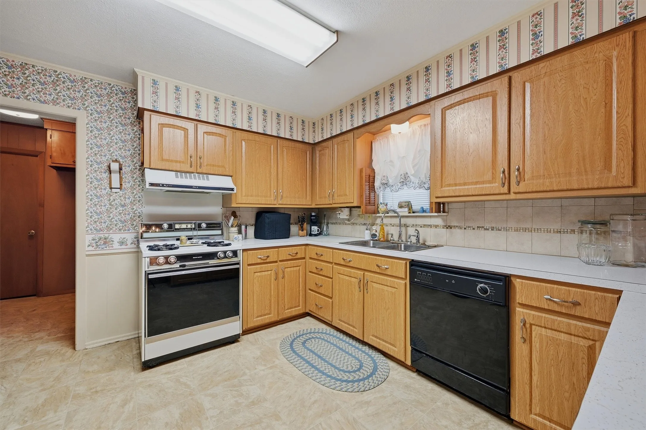 Single Family Residence For Sale in Grayson County , 704 Abney Street, Whitesboro, Texas 76273, 4 Bedroom, 2 Bathroom, 1 Garage spaces, 1,660 Sqft, built in 1959, mls#21226556, Real Estate Agent in Whitesboro, Homes For Sale in Grayson county, Homes For Sale in Whitesboro, Realtor in Whitesboro Texas, Real Estate Brokerage Independent Realty Texas, Luminita Cordes Realtor