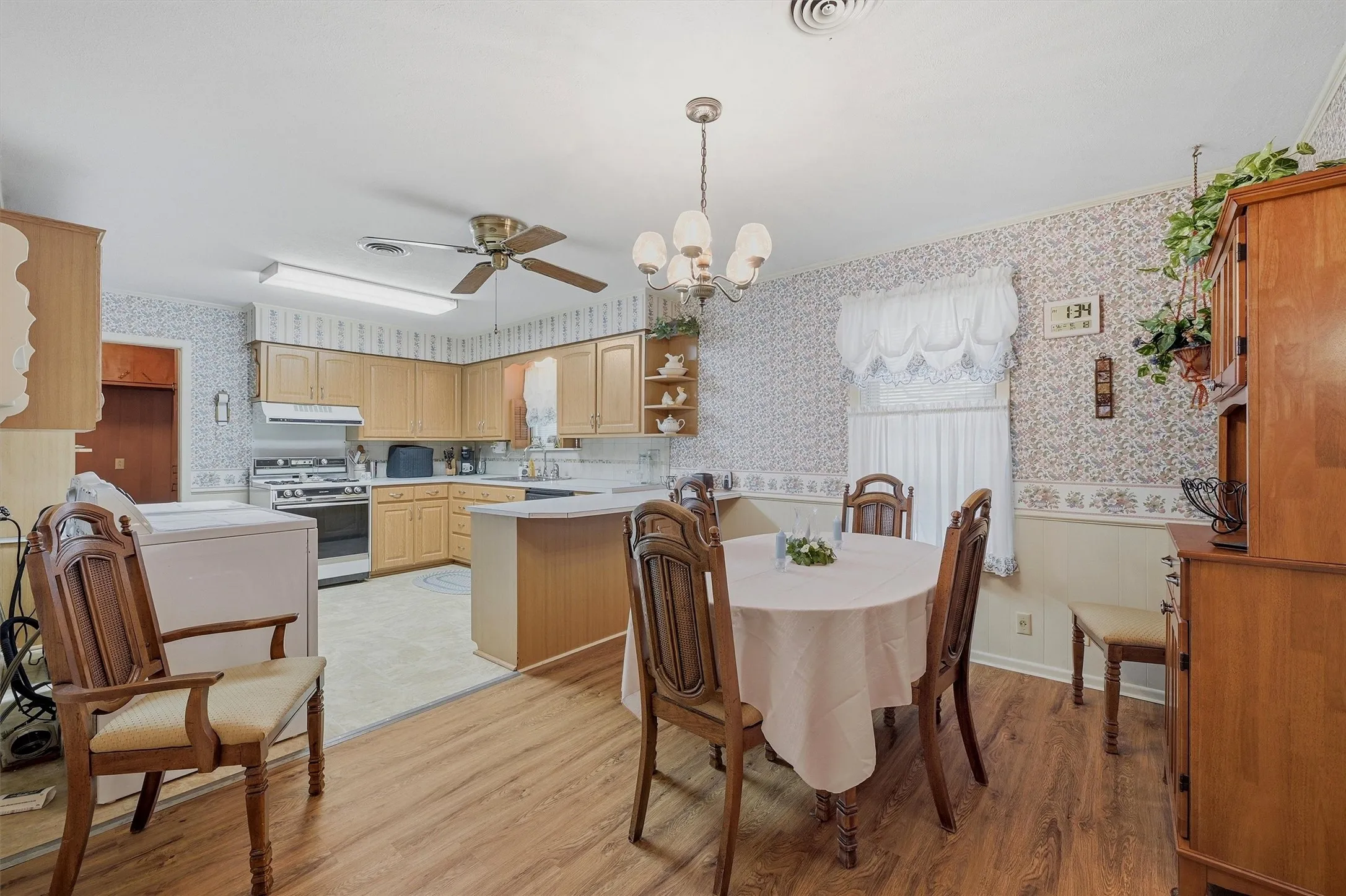 Single Family Residence For Sale in Grayson County , 704 Abney Street, Whitesboro, Texas 76273, 4 Bedroom, 2 Bathroom, 1 Garage spaces, 1,660 Sqft, built in 1959, mls#21226556, Real Estate Agent in Whitesboro, Homes For Sale in Grayson county, Homes For Sale in Whitesboro, Realtor in Whitesboro Texas, Real Estate Brokerage Independent Realty Texas, Luminita Cordes Realtor
