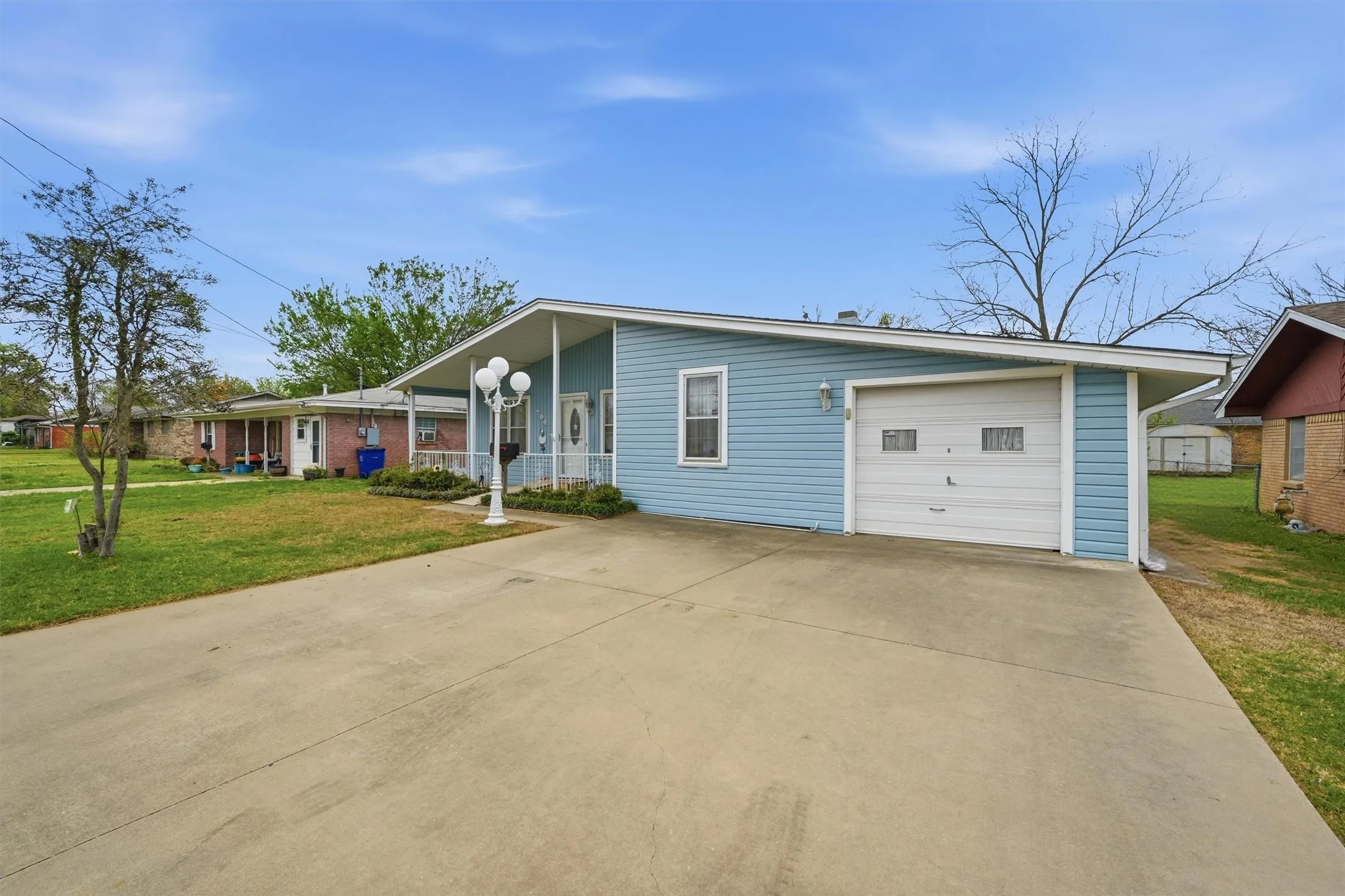 Single Family Residence For Sale in Grayson County , 704 Abney Street, Whitesboro, Texas 76273, 4 Bedroom, 2 Bathroom, 1 Garage spaces, 1,660 Sqft, built in 1959, mls#21226556, Real Estate Agent in Whitesboro, Homes For Sale in Grayson county, Homes For Sale in Whitesboro, Realtor in Whitesboro Texas, Real Estate Brokerage Independent Realty Texas, Luminita Cordes Realtor