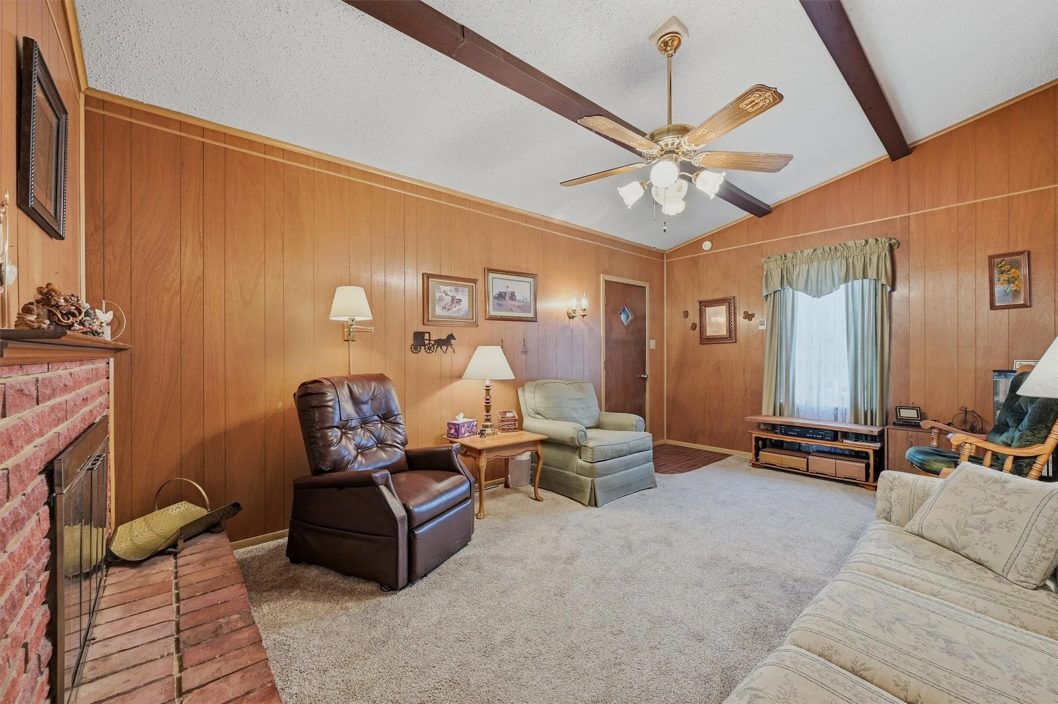 Single Family Residence For Sale in Grayson County , 704 Abney Street, Whitesboro, Texas 76273, 4 Bedroom, 2 Bathroom, 1 Garage spaces, 1,660 Sqft, built in 1959, mls#21226556, Real Estate Agent in Whitesboro, Homes For Sale in Grayson county, Homes For Sale in Whitesboro, Realtor in Whitesboro Texas, Real Estate Brokerage Independent Realty Texas, Luminita Cordes Realtor