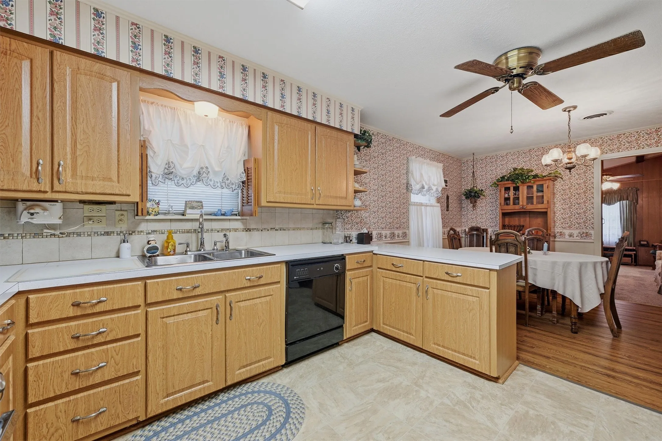 Single Family Residence For Sale in Grayson County , 704 Abney Street, Whitesboro, Texas 76273, 4 Bedroom, 2 Bathroom, 1 Garage spaces, 1,660 Sqft, built in 1959, mls#21226556, Real Estate Agent in Whitesboro, Homes For Sale in Grayson county, Homes For Sale in Whitesboro, Realtor in Whitesboro Texas, Real Estate Brokerage Independent Realty Texas, Luminita Cordes Realtor