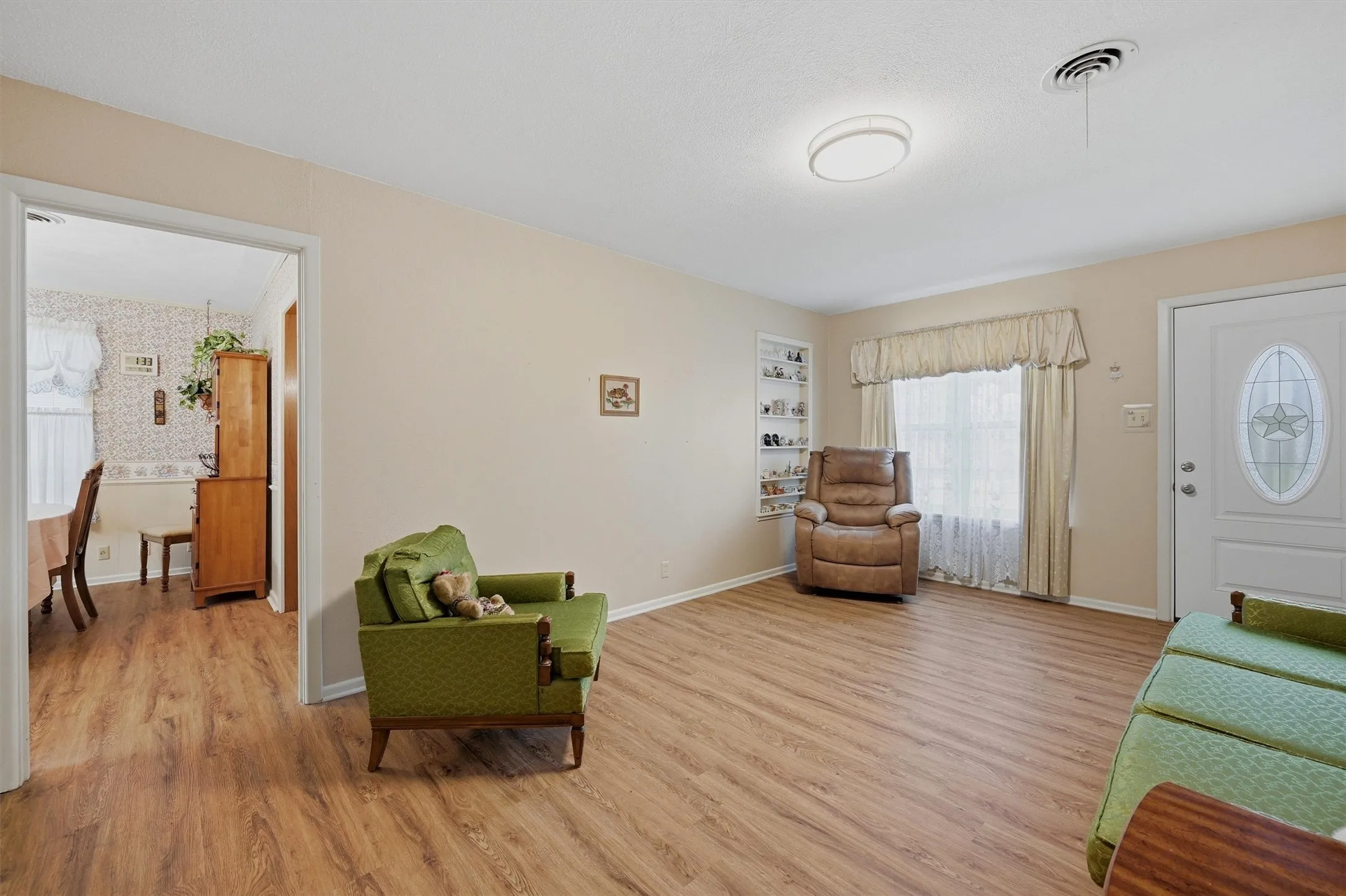 Single Family Residence For Sale in Grayson County , 704 Abney Street, Whitesboro, Texas 76273, 4 Bedroom, 2 Bathroom, 1 Garage spaces, 1,660 Sqft, built in 1959, mls#21226556, Real Estate Agent in Whitesboro, Homes For Sale in Grayson county, Homes For Sale in Whitesboro, Realtor in Whitesboro Texas, Real Estate Brokerage Independent Realty Texas, Luminita Cordes Realtor