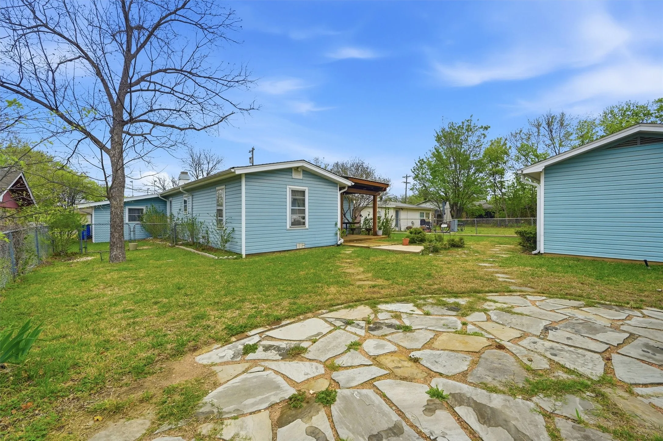 Single Family Residence For Sale in Grayson County , 704 Abney Street, Whitesboro, Texas 76273, 4 Bedroom, 2 Bathroom, 1 Garage spaces, 1,660 Sqft, built in 1959, mls#21226556, Real Estate Agent in Whitesboro, Homes For Sale in Grayson county, Homes For Sale in Whitesboro, Realtor in Whitesboro Texas, Real Estate Brokerage Independent Realty Texas, Luminita Cordes Realtor