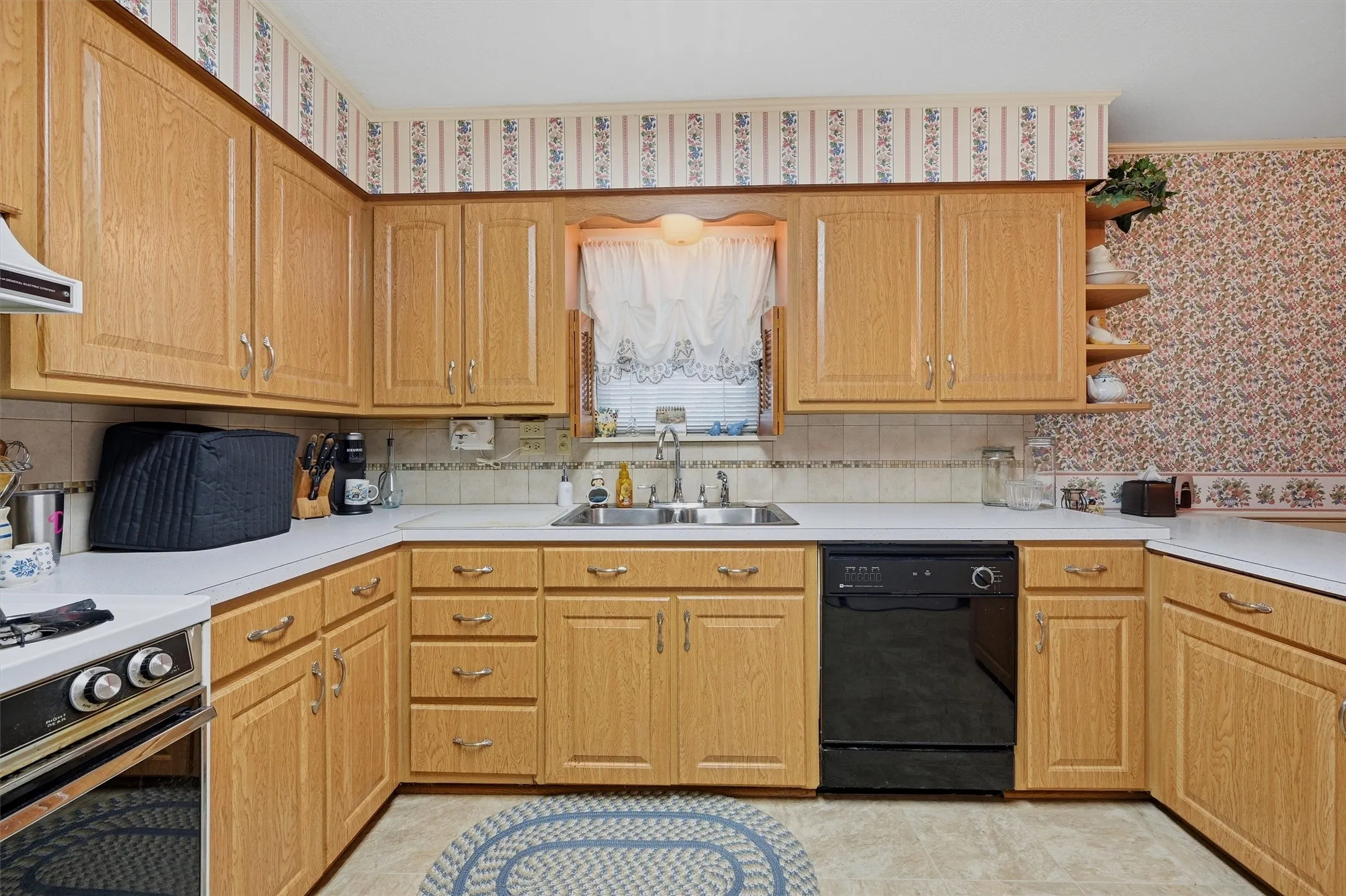 Single Family Residence For Sale in Grayson County , 704 Abney Street, Whitesboro, Texas 76273, 4 Bedroom, 2 Bathroom, 1 Garage spaces, 1,660 Sqft, built in 1959, mls#21226556, Real Estate Agent in Whitesboro, Homes For Sale in Grayson county, Homes For Sale in Whitesboro, Realtor in Whitesboro Texas, Real Estate Brokerage Independent Realty Texas, Luminita Cordes Realtor