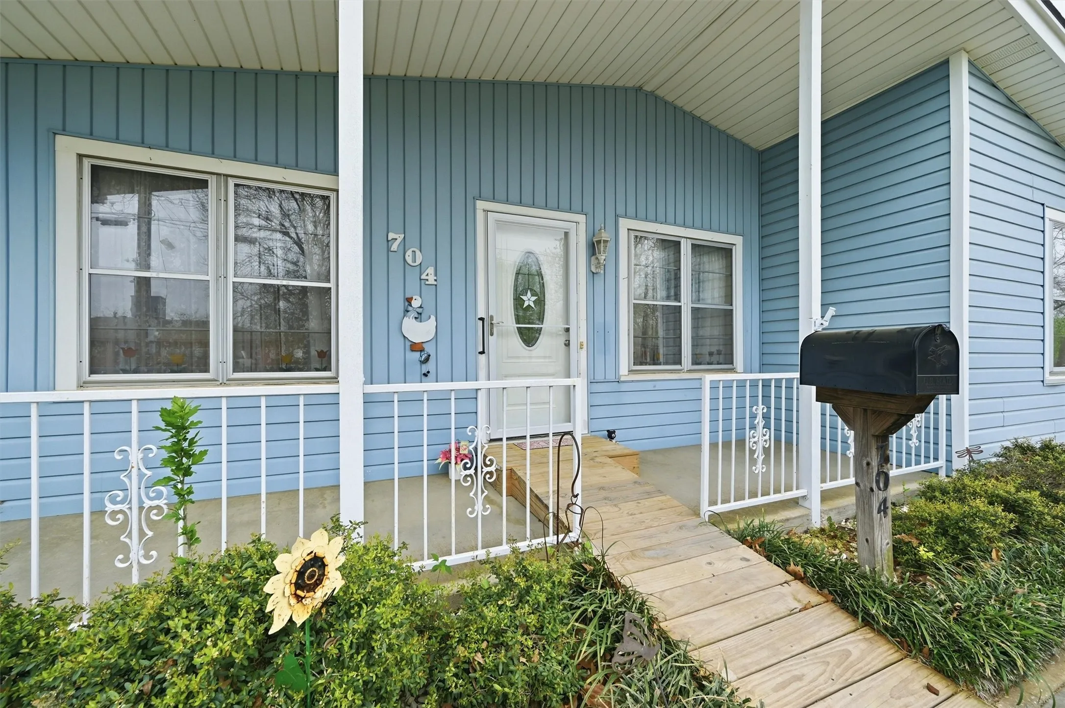 Single Family Residence For Sale in Grayson County , 704 Abney Street, Whitesboro, Texas 76273, 4 Bedroom, 2 Bathroom, 1 Garage spaces, 1,660 Sqft, built in 1959, mls#21226556, Real Estate Agent in Whitesboro, Homes For Sale in Grayson county, Homes For Sale in Whitesboro, Realtor in Whitesboro Texas, Real Estate Brokerage Independent Realty Texas, Luminita Cordes Realtor