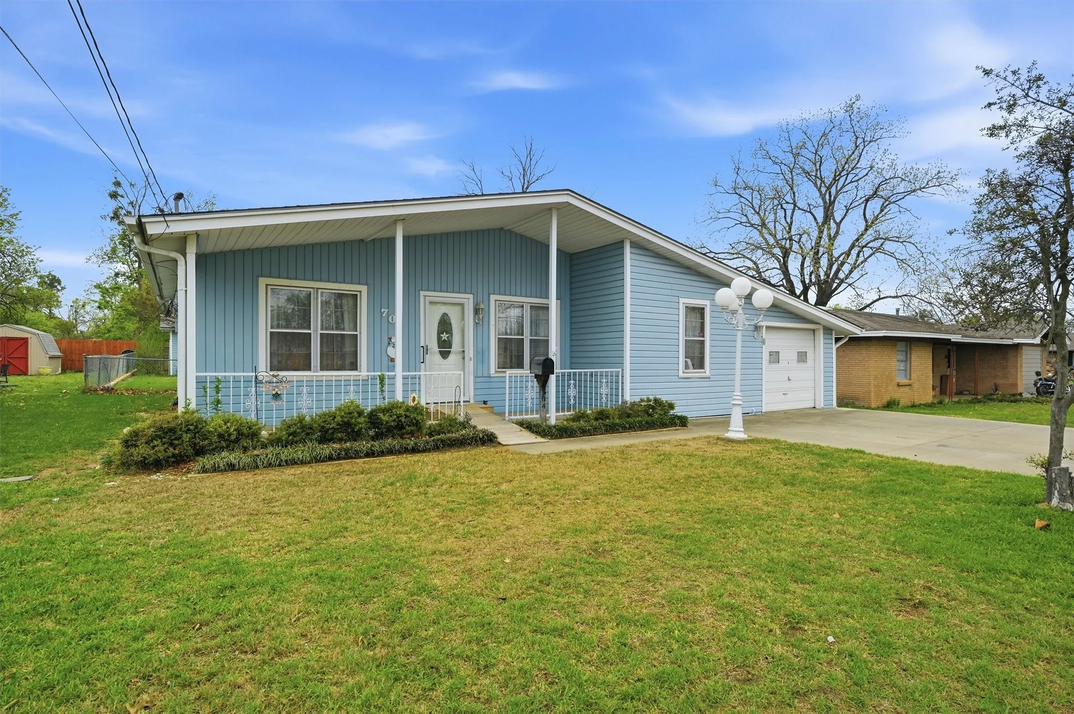Single Family Residence For Sale in Grayson County , 704 Abney Street, Whitesboro, Texas 76273, 4 Bedroom, 2 Bathroom, 1 Garage spaces, 1,660 Sqft, built in 1959, mls#21226556, Real Estate Agent in Whitesboro, Homes For Sale in Grayson county, Homes For Sale in Whitesboro, Realtor in Whitesboro Texas, Real Estate Brokerage Independent Realty Texas, Luminita Cordes Realtor