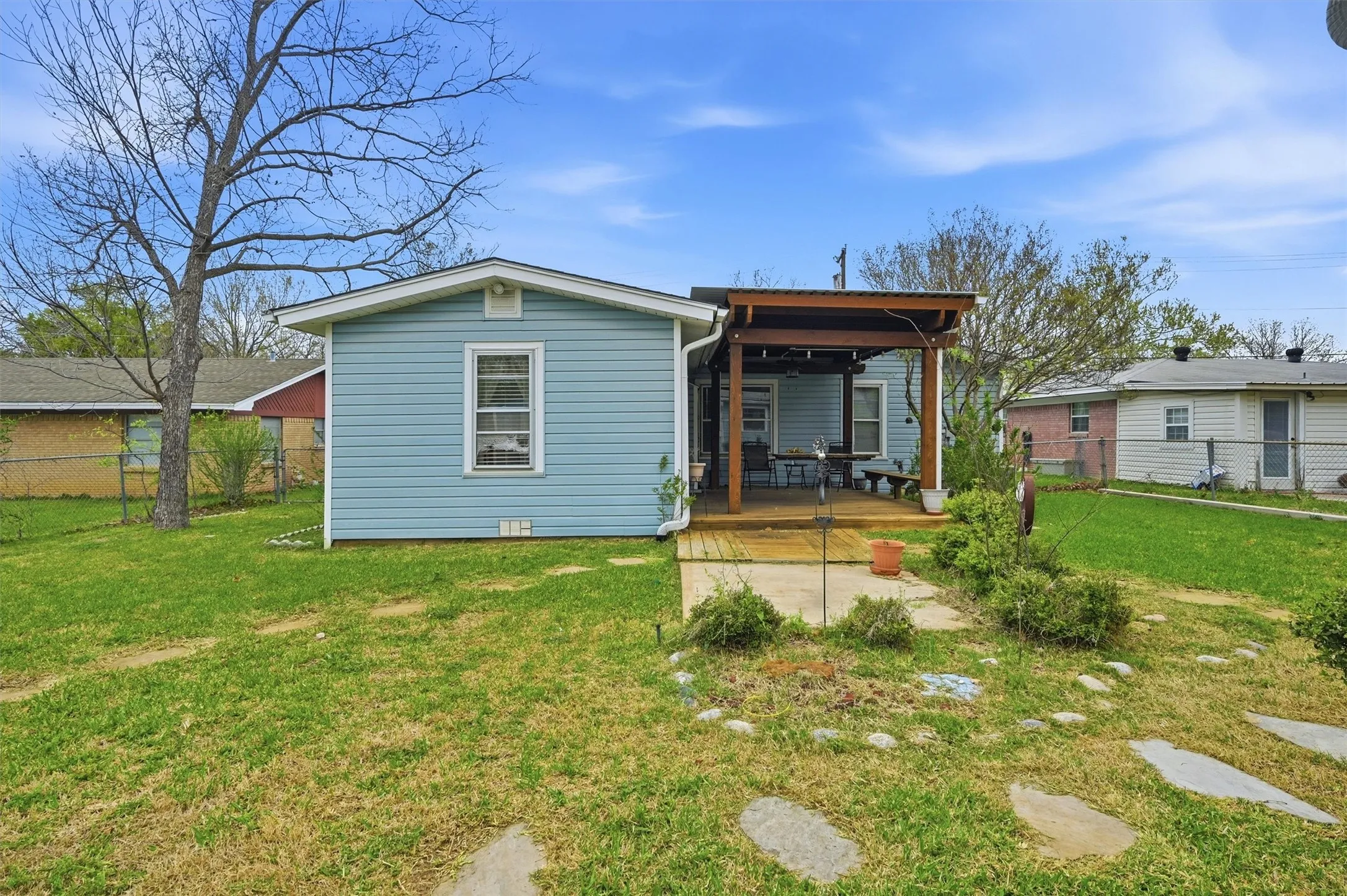 Single Family Residence For Sale in Grayson County , 704 Abney Street, Whitesboro, Texas 76273, 4 Bedroom, 2 Bathroom, 1 Garage spaces, 1,660 Sqft, built in 1959, mls#21226556, Real Estate Agent in Whitesboro, Homes For Sale in Grayson county, Homes For Sale in Whitesboro, Realtor in Whitesboro Texas, Real Estate Brokerage Independent Realty Texas, Luminita Cordes Realtor