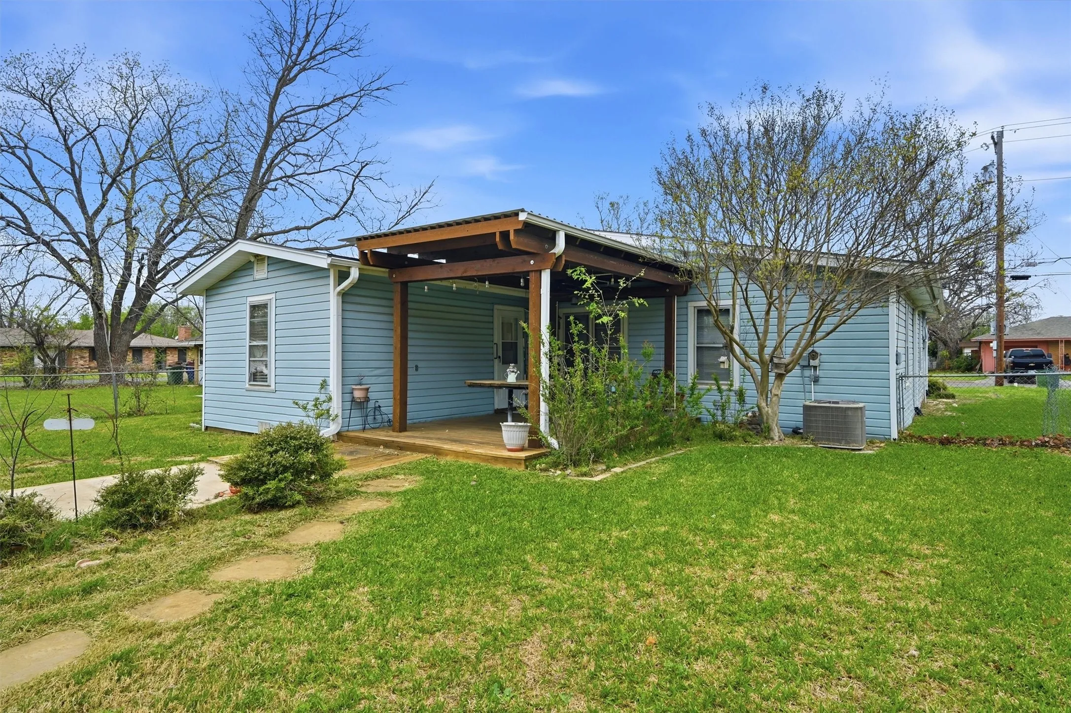 Single Family Residence For Sale in Grayson County , 704 Abney Street, Whitesboro, Texas 76273, 4 Bedroom, 2 Bathroom, 1 Garage spaces, 1,660 Sqft, built in 1959, mls#21226556, Real Estate Agent in Whitesboro, Homes For Sale in Grayson county, Homes For Sale in Whitesboro, Realtor in Whitesboro Texas, Real Estate Brokerage Independent Realty Texas, Luminita Cordes Realtor