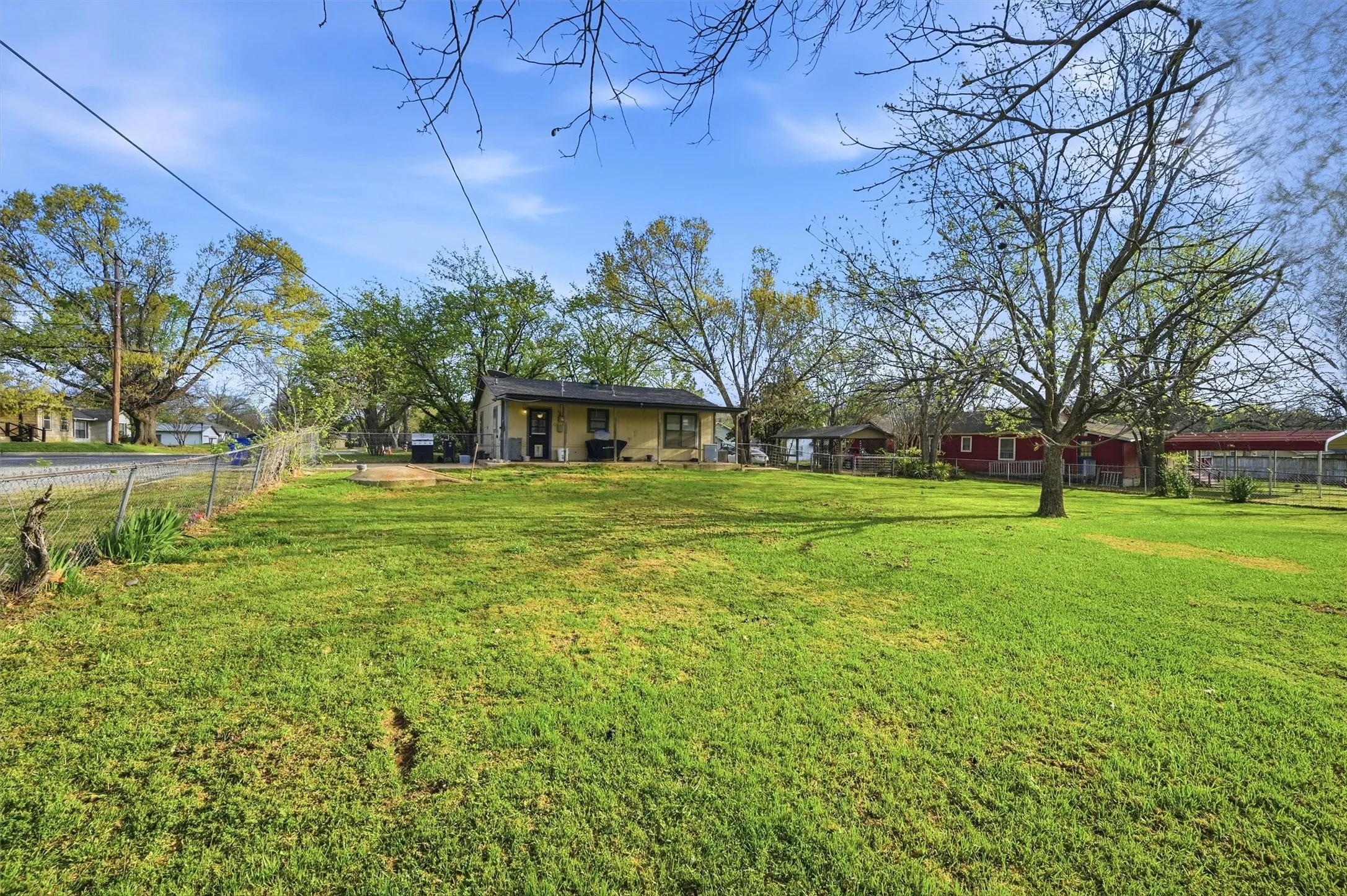 Single Family Residence For Sale in Grayson County , 600 E South Street, Whitesboro, Texas 76273, 2 Bedrooms, 1 Bathroom, Garage spaces, 800 Sqft, built in 1980, Price $155,900, mls#21226583, Real Estate Agent in Whitesboro, Homes For Sale in Grayson county, Homes For Sale in Whitesboro, Realtor in Whitesboro Texas, Real Estate Brokerage Independent Realty Texas, Luminita Cordes Realtor