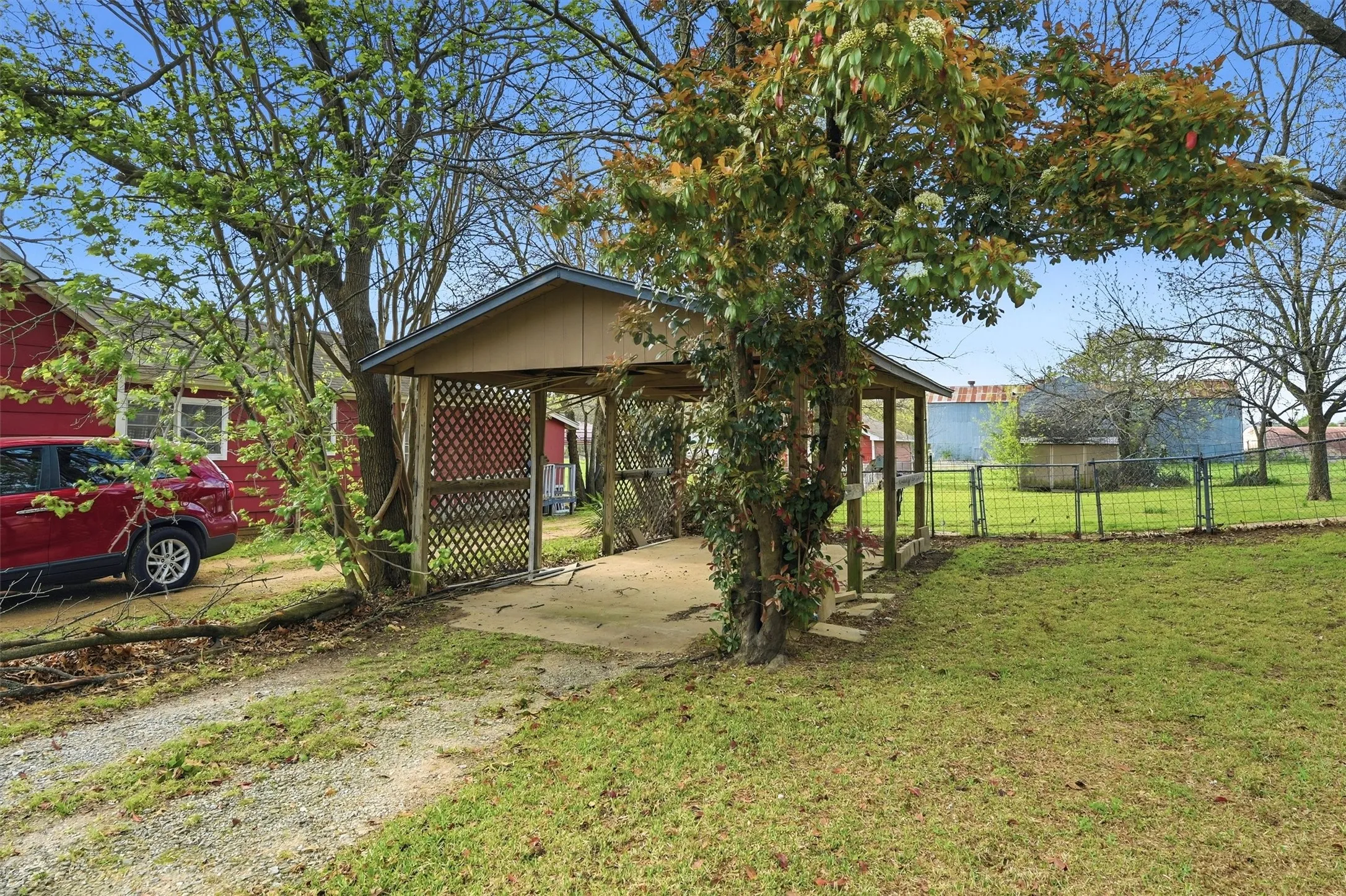 Single Family Residence For Sale in Grayson County , 600 E South Street, Whitesboro, Texas 76273, 2 Bedrooms, 1 Bathroom, Garage spaces, 800 Sqft, built in 1980, Price $155,900, mls#21226583, Real Estate Agent in Whitesboro, Homes For Sale in Grayson county, Homes For Sale in Whitesboro, Realtor in Whitesboro Texas, Real Estate Brokerage Independent Realty Texas, Luminita Cordes Realtor